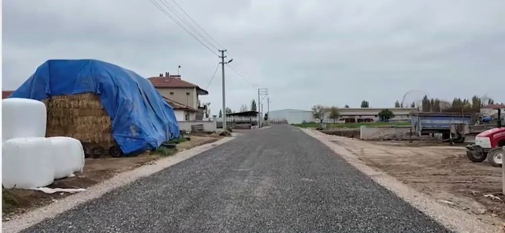 Bolvadin’de kronikleşen yol çilesi tarih oldu: Çiftlik yolları ilk kez asfaltla tanıştı