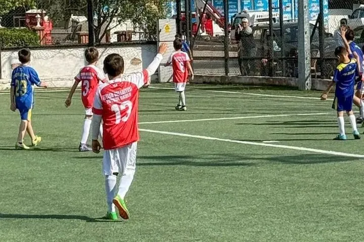 Efeler'de Cumhuriyet coşkusu yeşil sahalara taşındı: Minik kramponlar göz doldurdu