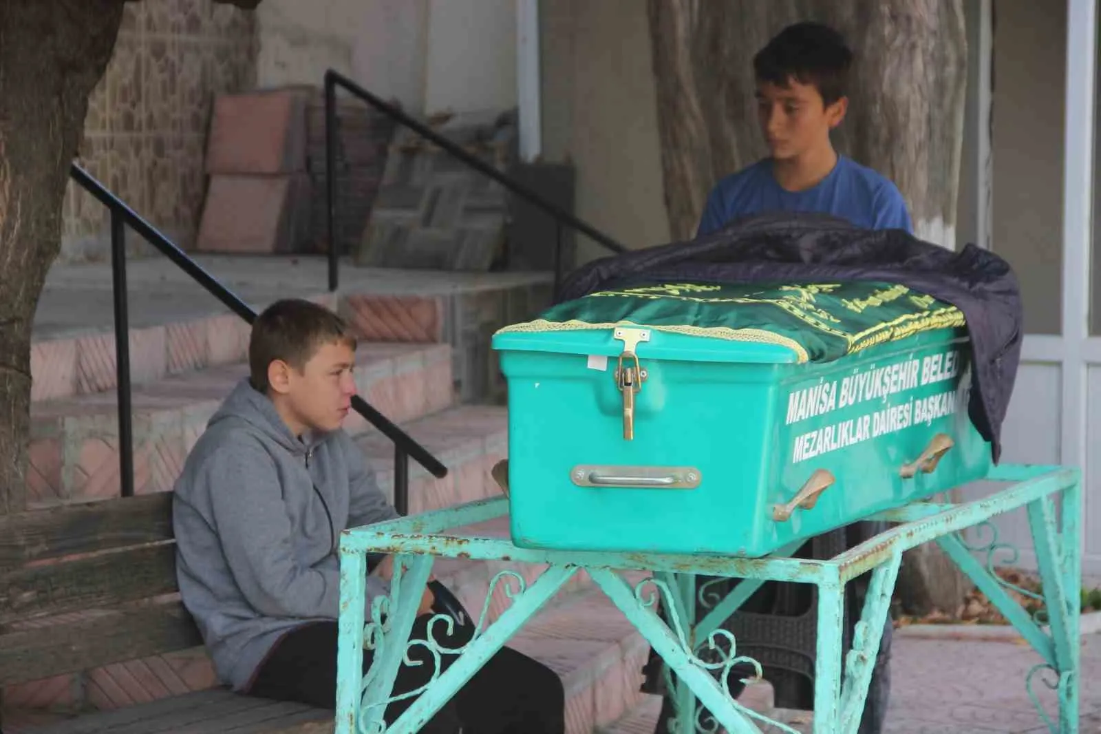 Soma’daki acı veda: 13 yaşındaki Yaşar babasının tabutuna sarıldı