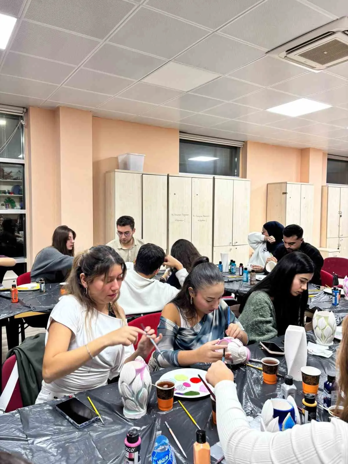 Fırçalar sanata dönüştü: Üniversiteli gençler Menteşe’de hünerlerini sergiledi