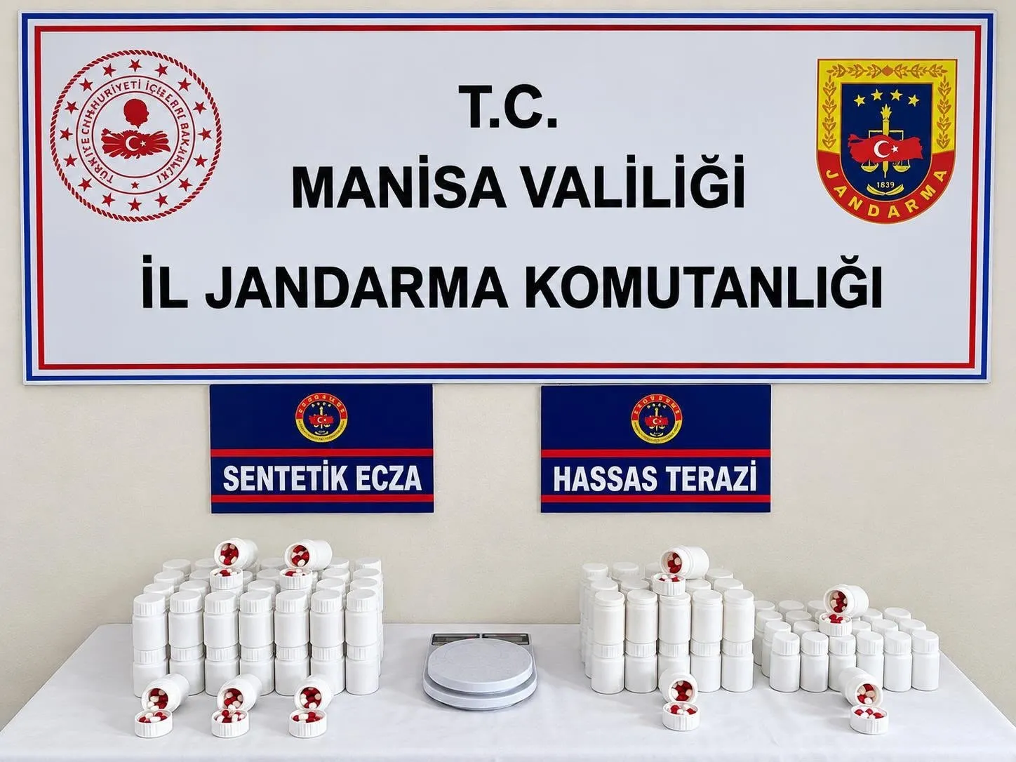 Manisa'da zehir tacirlerine jandarma darbesi: 4 ilçede eş zamanlı operasyon
