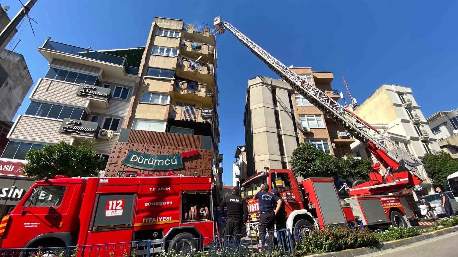 Aydın’da öğle saatlerinde korkutan dumanlar: Dürümcü bacası alev aldı