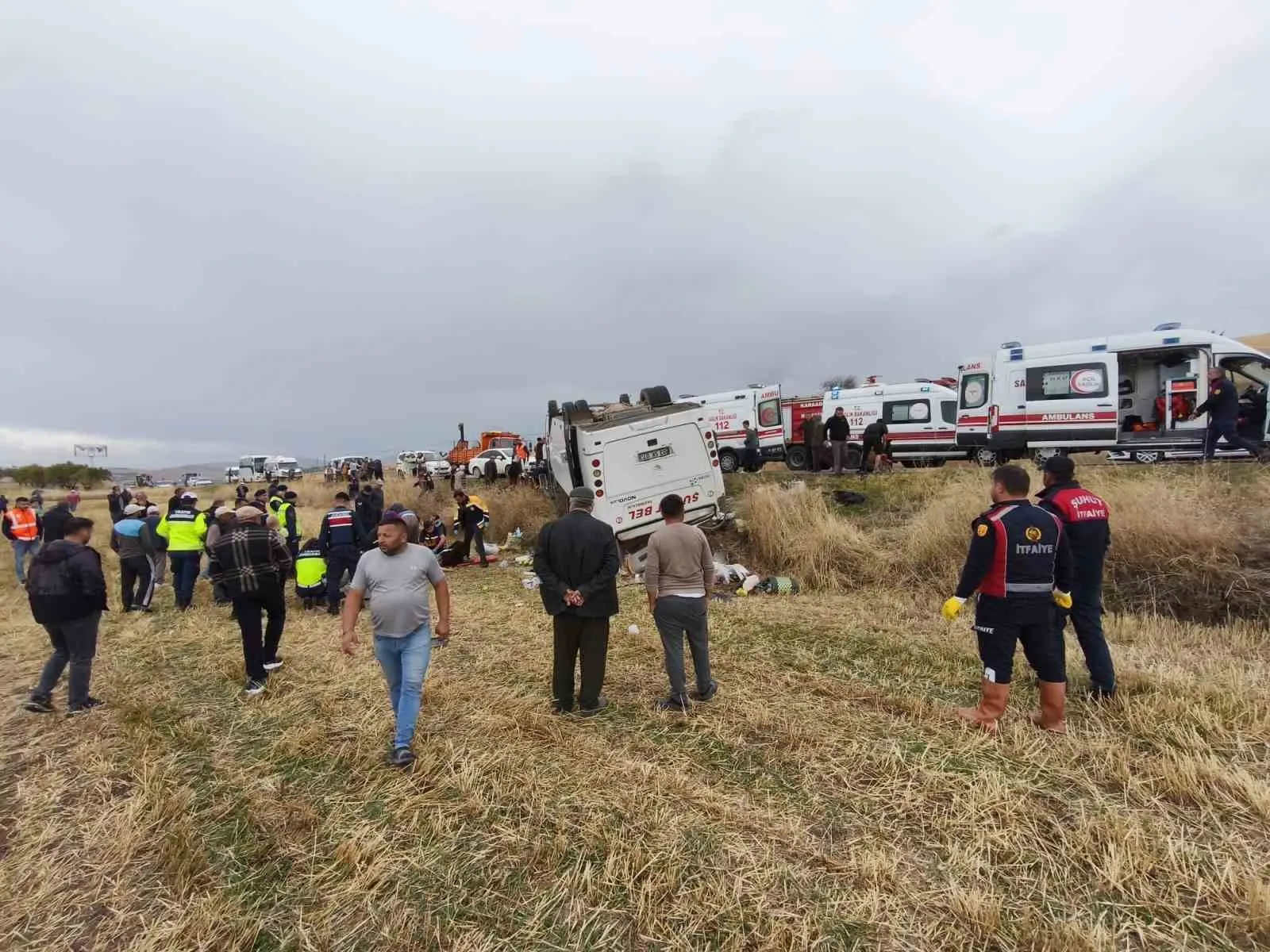 Afyonkarahisar'da yolcu faciası: Şarampole uçan midibüste çok sayıda yaralı var