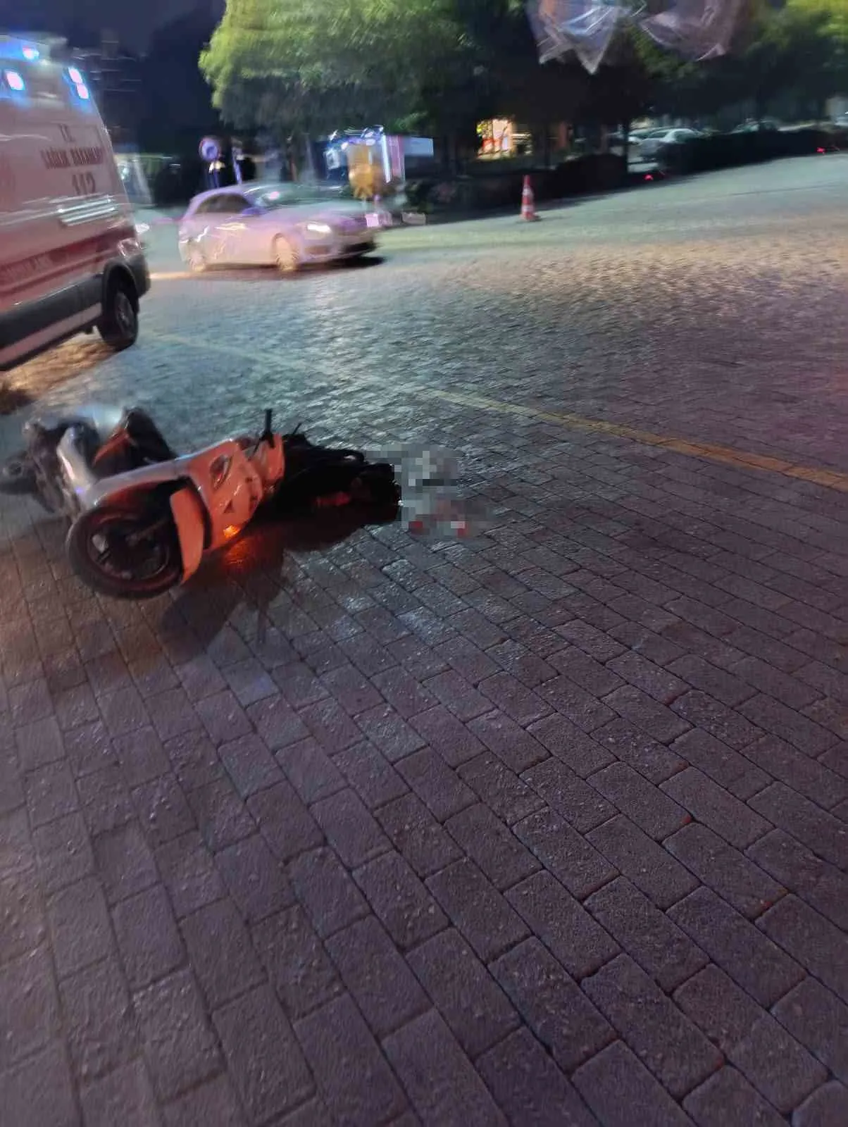 Turgutlu'da acı son: Kavşakta tırın altında kalan motosikletli yaşamını yitirdi