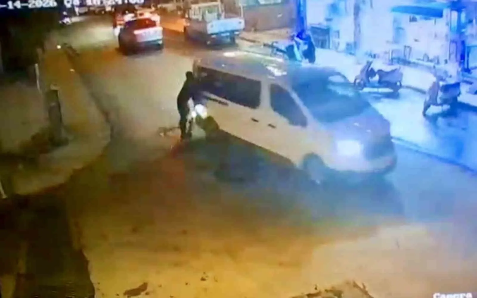 Bodrum'da skuterli gencin tehlikeli sürüşü sürücüyü çileden çıkardı: Önce hayatını kurtardı, sonra darp etti