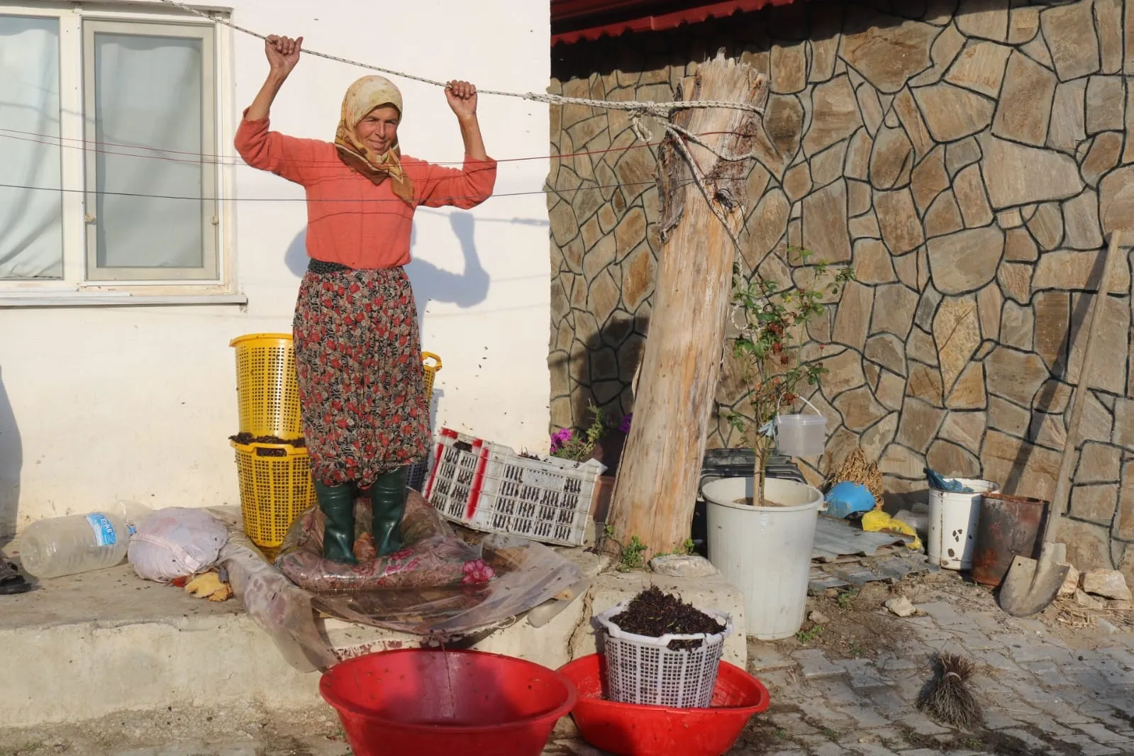 İmrallı’da odun ateşinde şifa mesaisi: Bağların bereketi kazana döküldü
