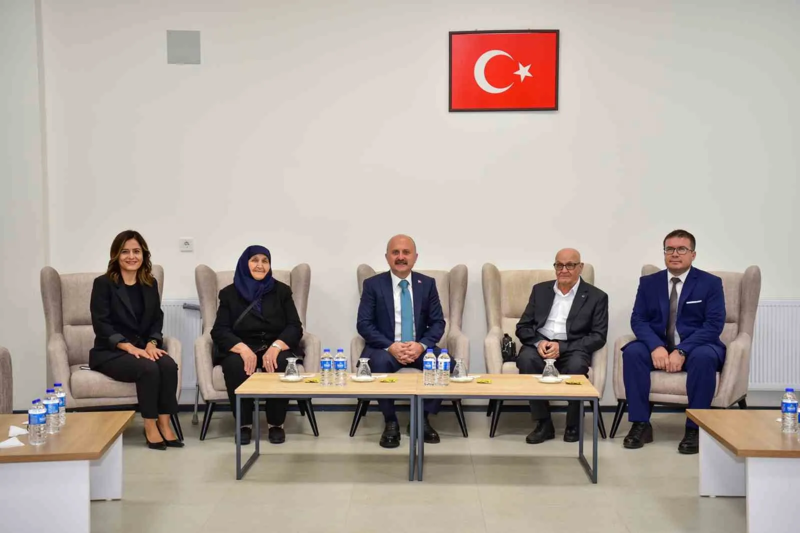 Aydın'da vefa günü: Vali Varol huzurevi sakinlerini yalnız bırakmadı