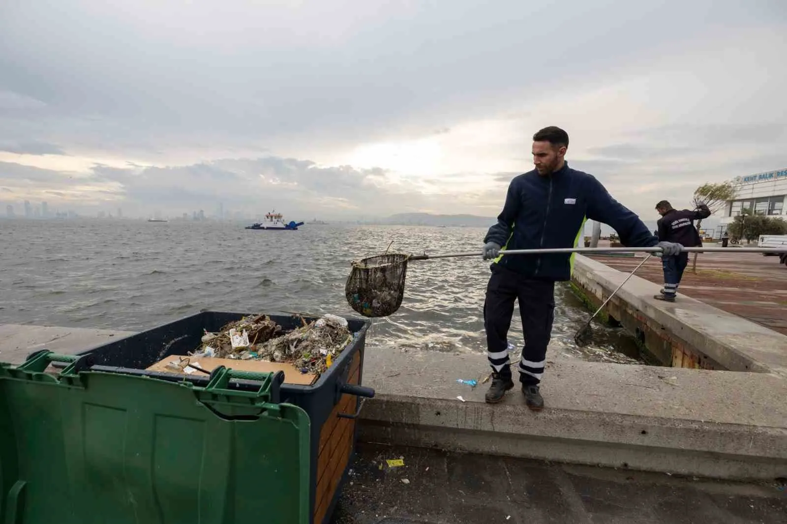 İzmir Körfezi’nde yağmur mesaisi: Binlerce ton atık denizden temizleniyor