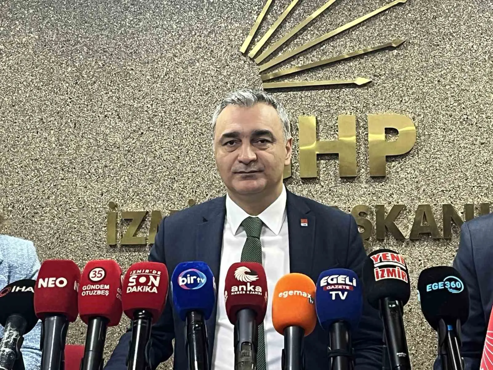 Müslim Sarı'dan Özgür Özel'e sert çıkış: Adaylık tercihinin bedelini ödeyin
