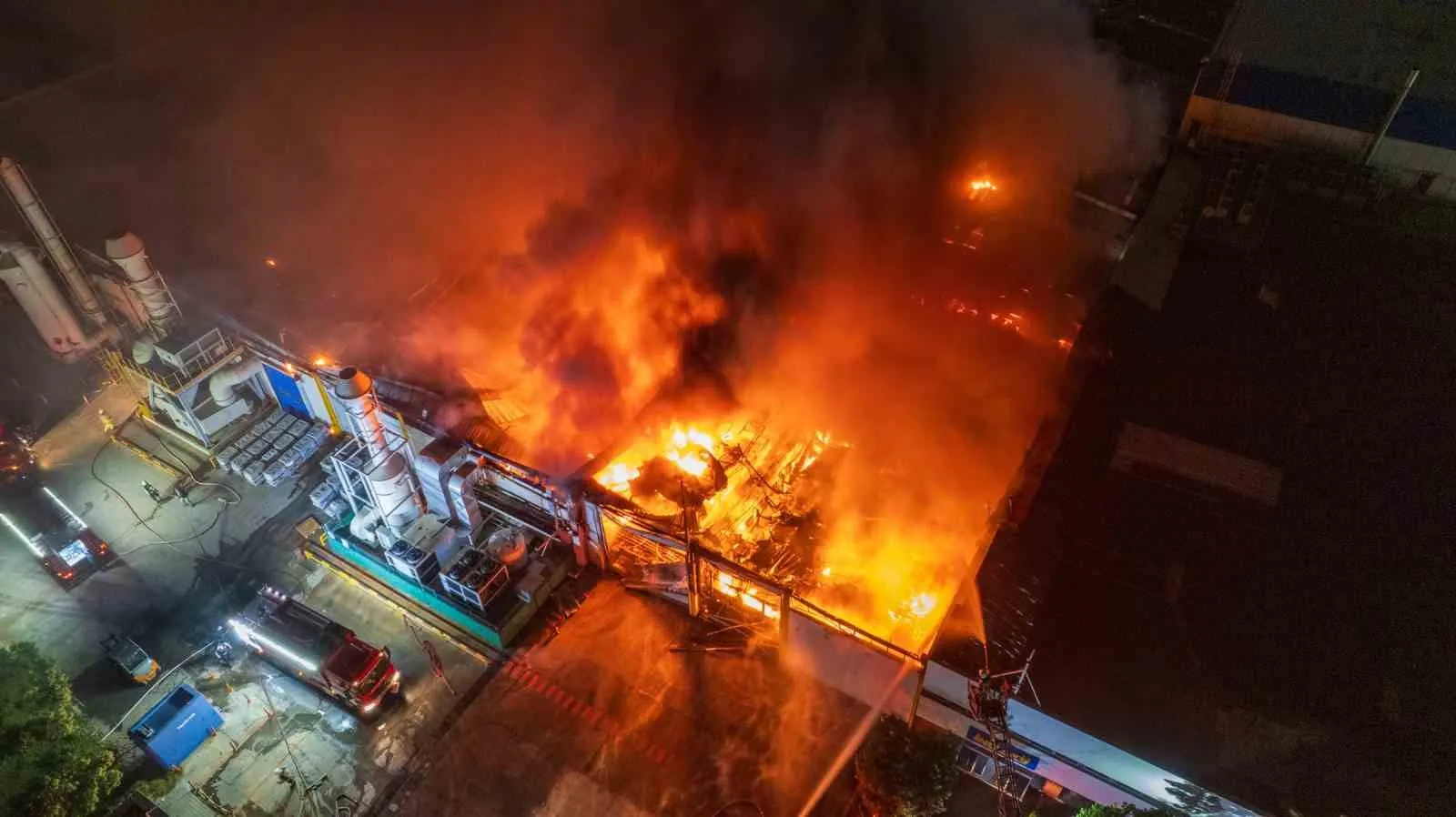 Manisa'da sanayi bölgesinde korkutan gece: İnci Akü fabrikasında hasar dronla görüntülendi
