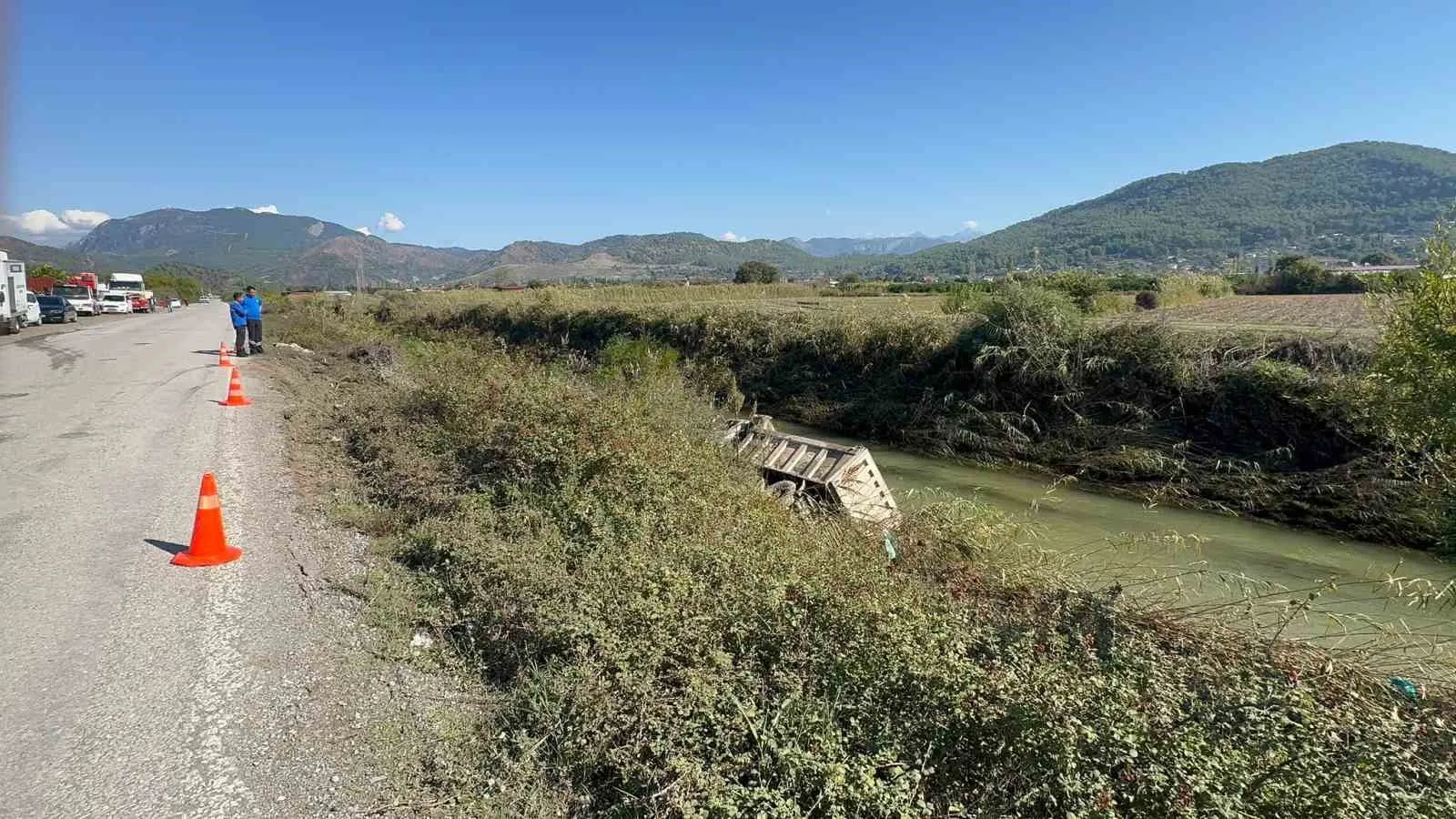 Dalaman'da ıslah çalışması sırasında kaza: Kamyon çaya uçtu