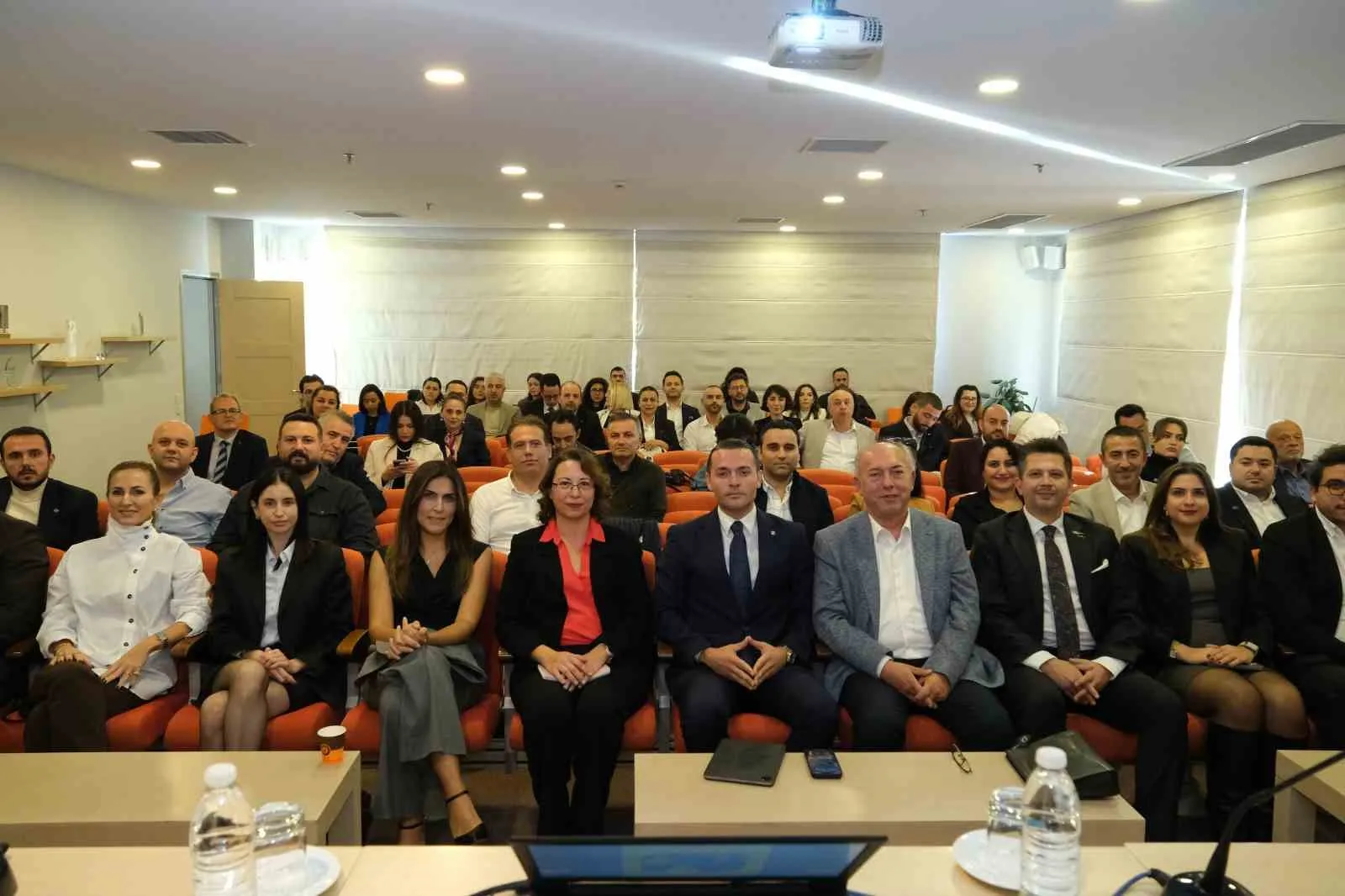 İzmir iş dünyasında alarm zilleri: Genç işsizlik Türkiye ortalamasını geride bıraktı