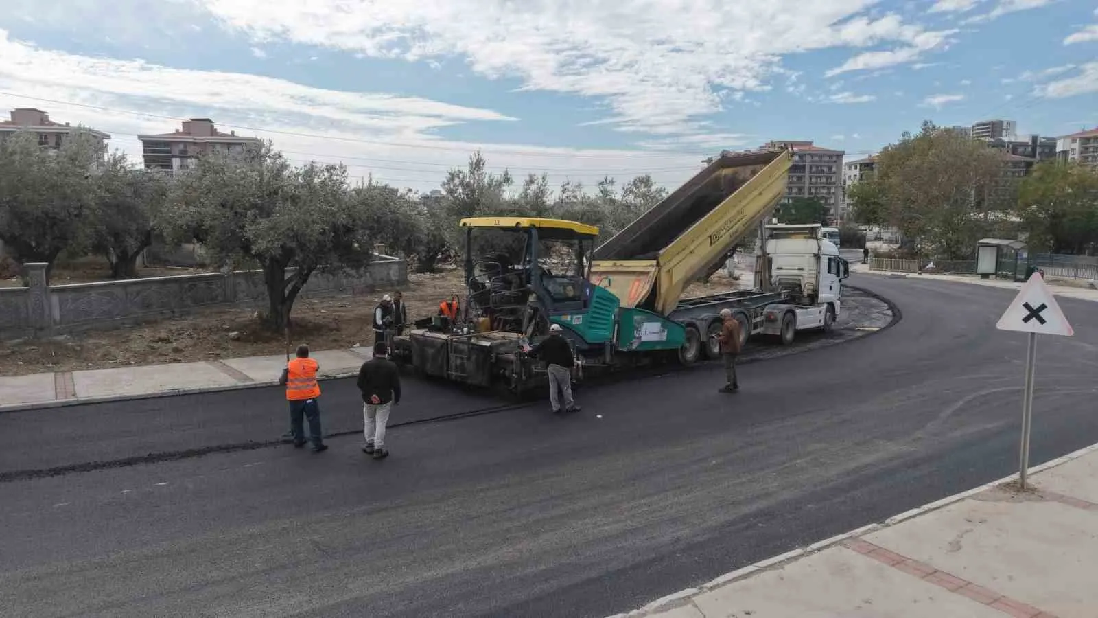 İzmir'de ulaşım hamlesi: Çiğli ve Menemen'de asfalt mesaisi hız kazandı