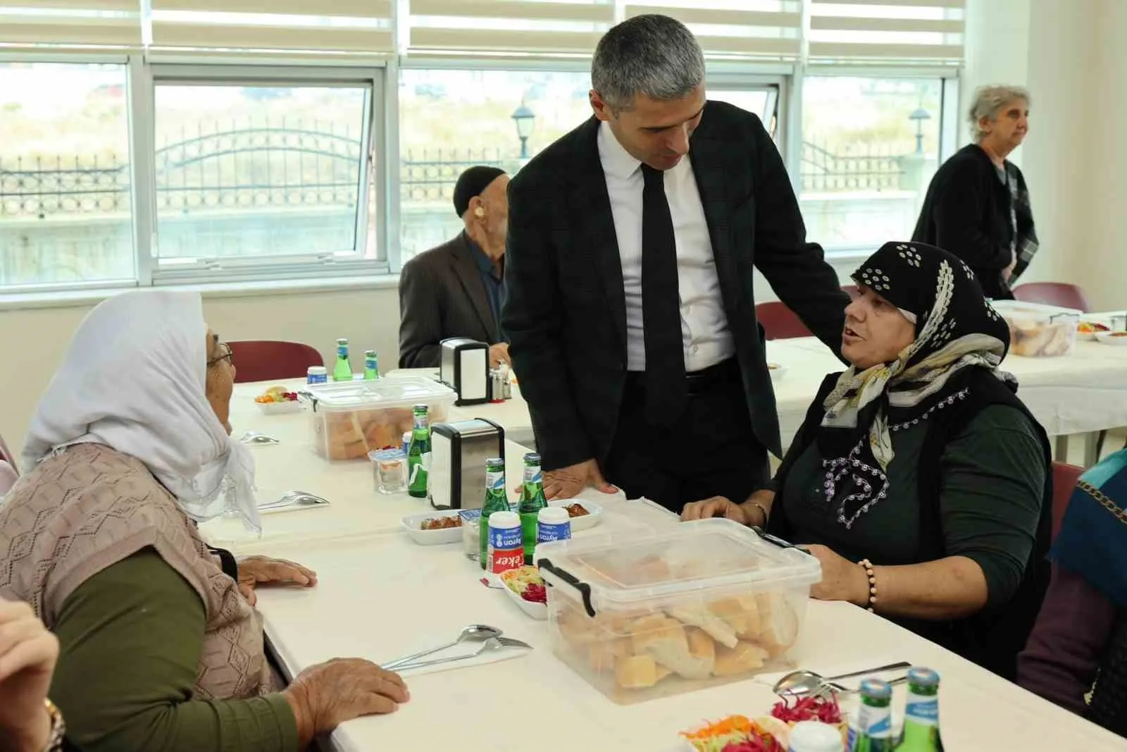 Afyonkarahisar'da vefa günü: Vali Aktaş huzurevi sakinleriyle buluştu