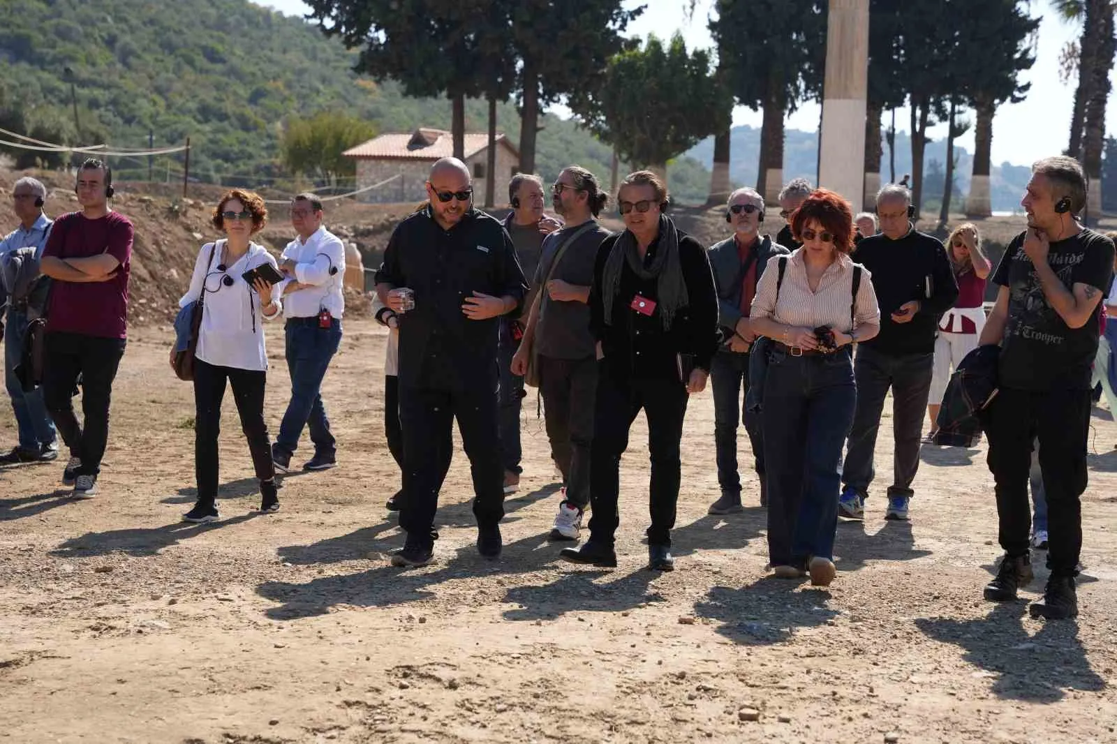 Homeros’un izinde tarihi buluşma: Edebiyatçılar Klaros’un gizemli atmosferinde bir araya geldi