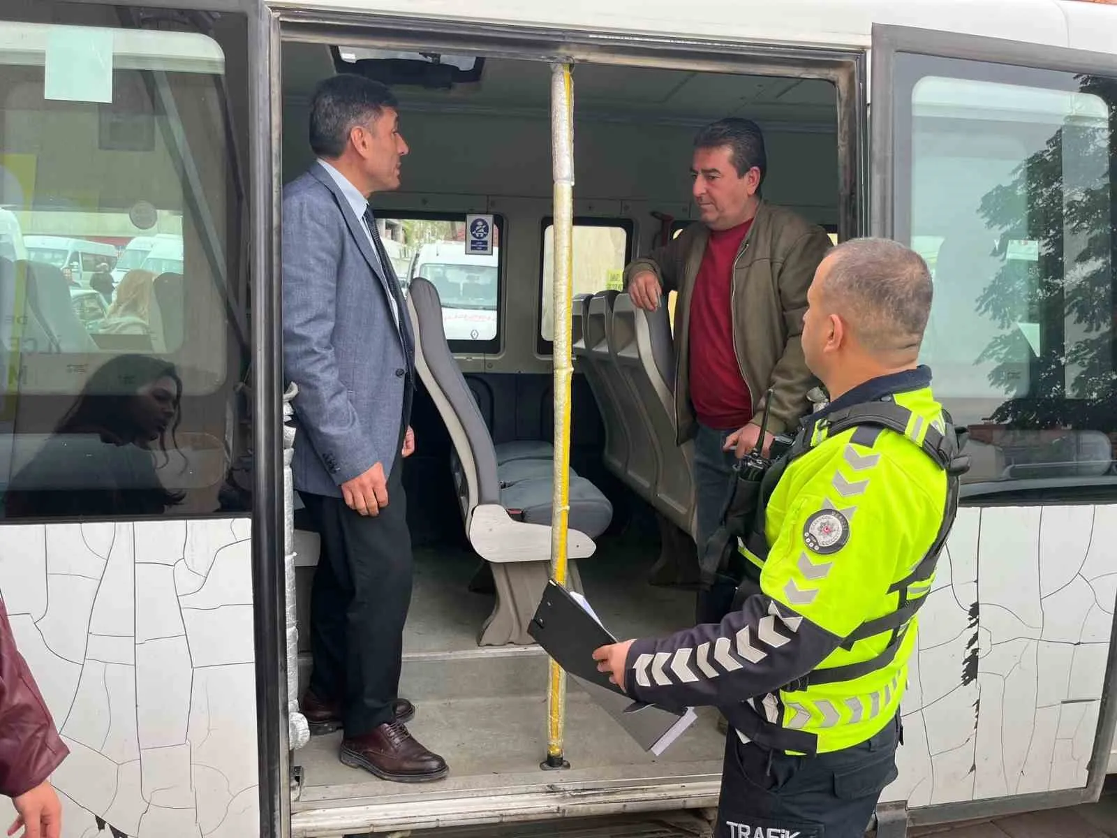 Çivril’de okul yollarında sıkı takip: Servisler mercek altına alındı