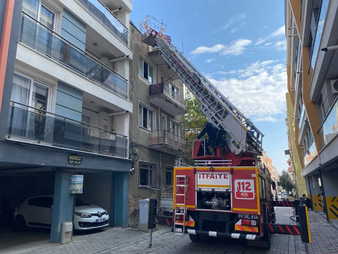 Efeler’de minik kaçak itfaiyeyi harekete geçirdi: Çatıdaki macera mutlu bitti