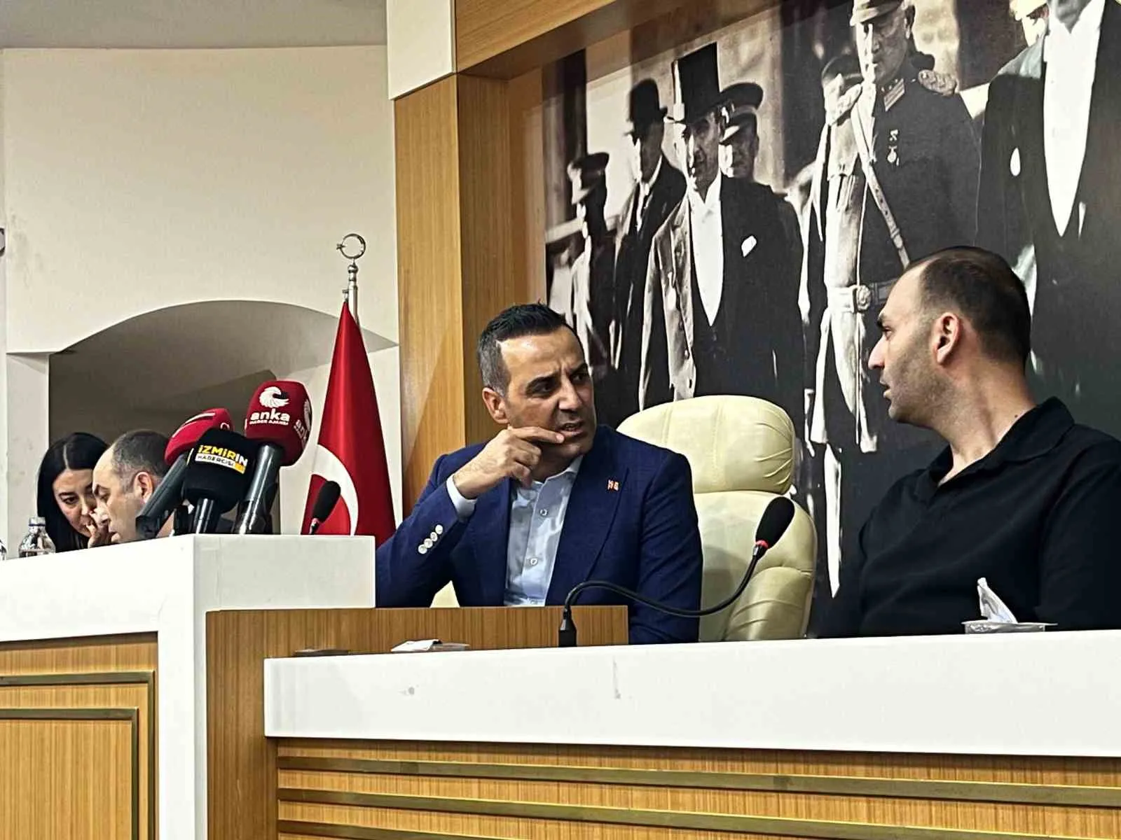 Çiğli Belediye Meclisinde şok anlar: Başkan Yıldız’a yönelik protesto şişe fırlatılmasıyla büyüdü