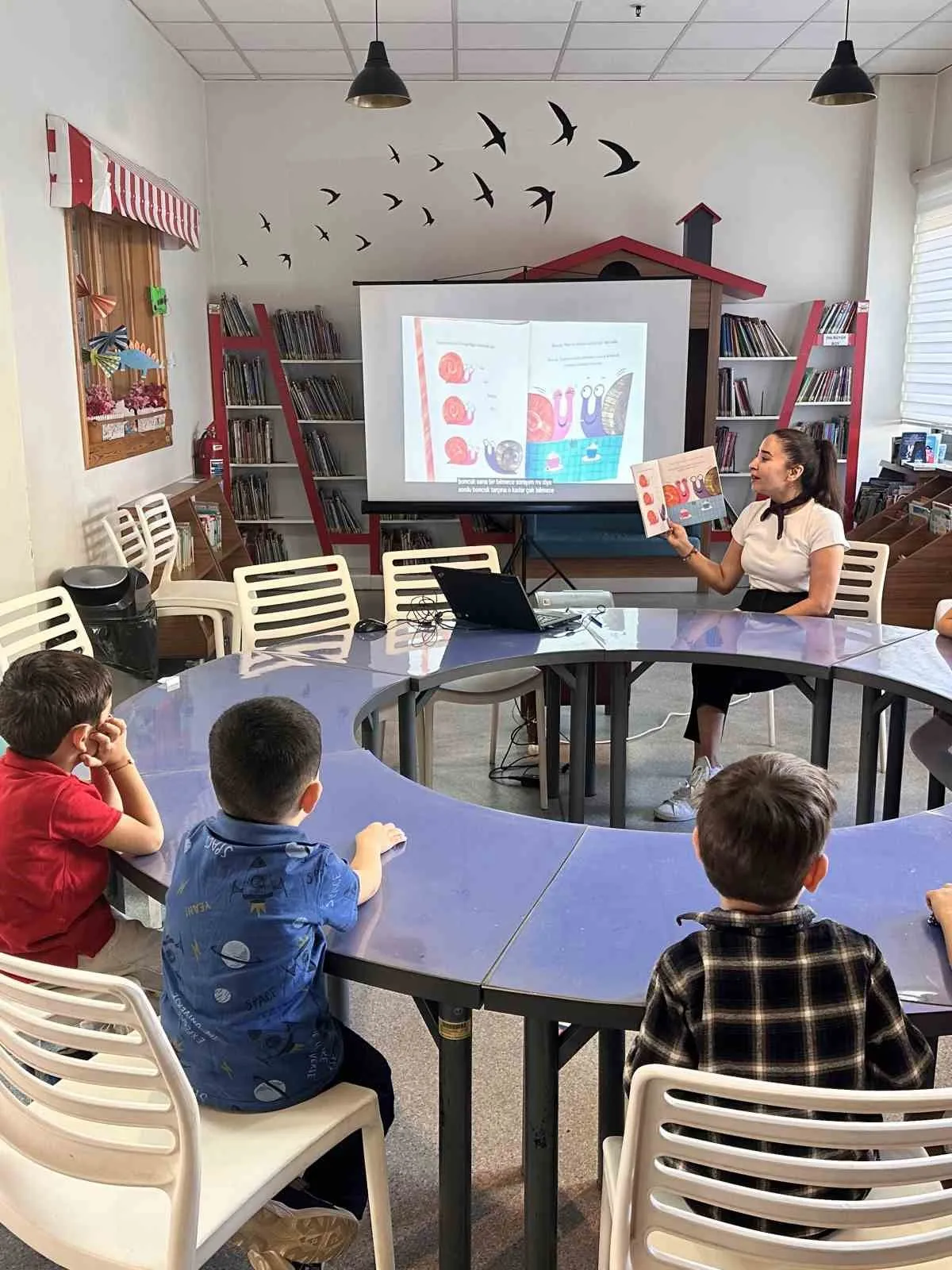Aydın’da kütüphane sıraları renkli bir dünyaya dönüştü: Salyangozlar yeniden hayat buldu