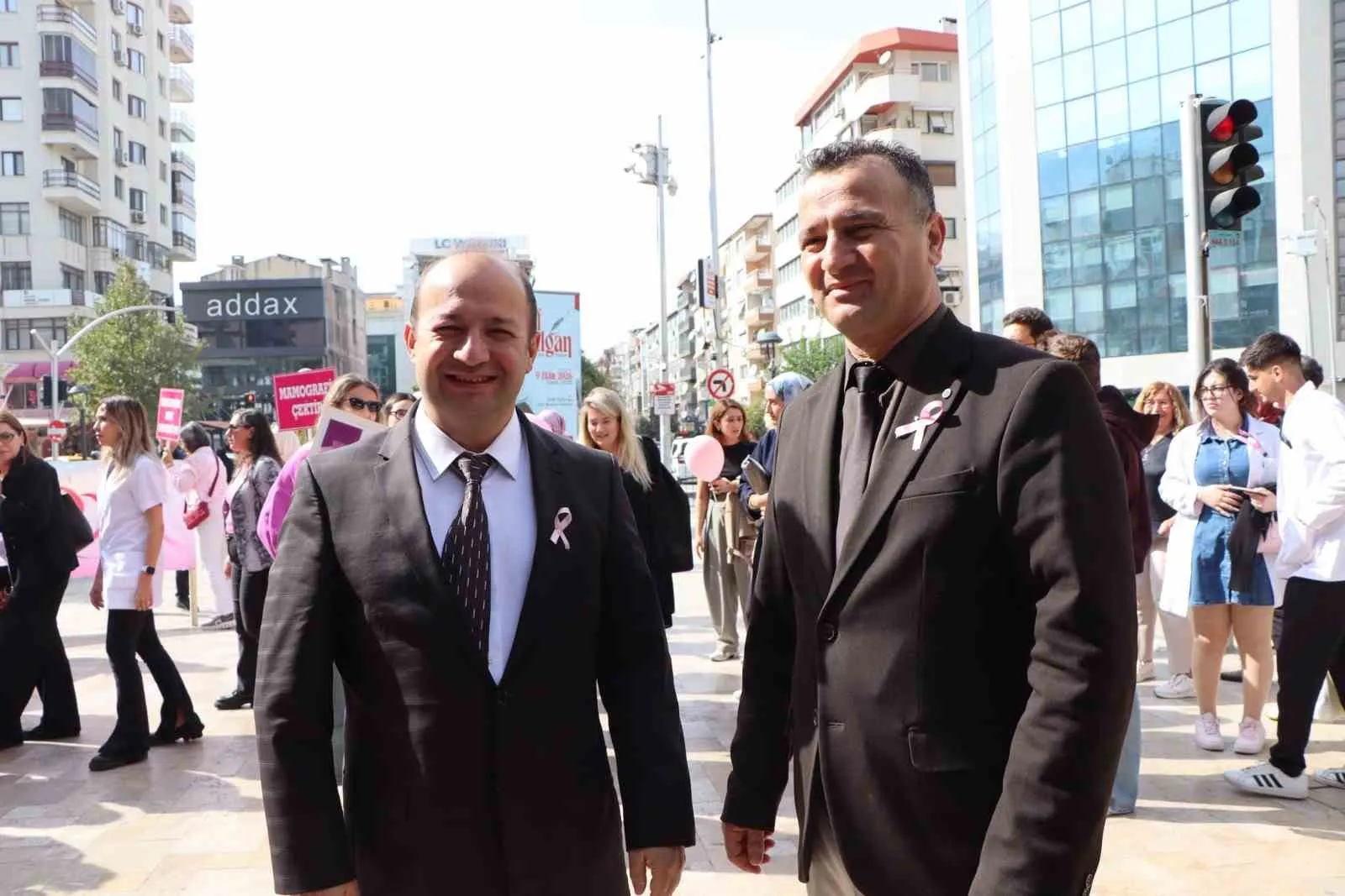 Manisa sokakları pembe oldu: Kanserle mücadelede erken tanı vurgusu