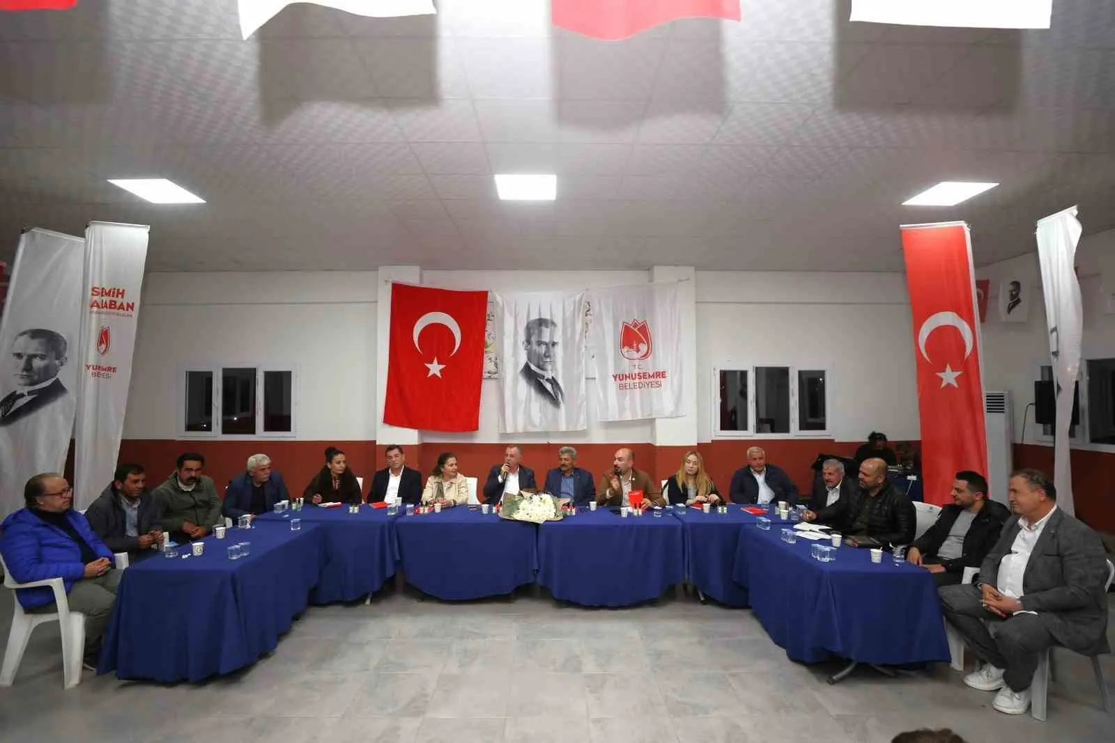 Tarlanın gizli kahramanlarını Yunusemre'de unutmadı: Başkan Balaban'dan anlamlı ziyaret