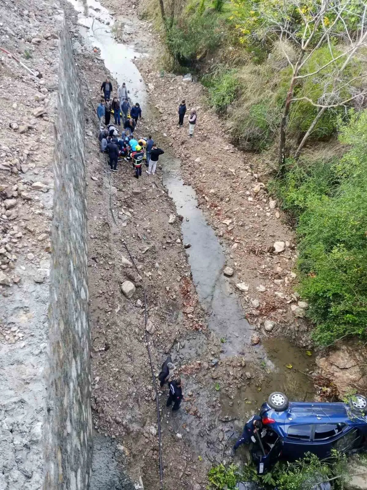 Efeler’de köprü faciası kıl payı atlatıldı: Dereye uçan araçtan sağ çıktılar