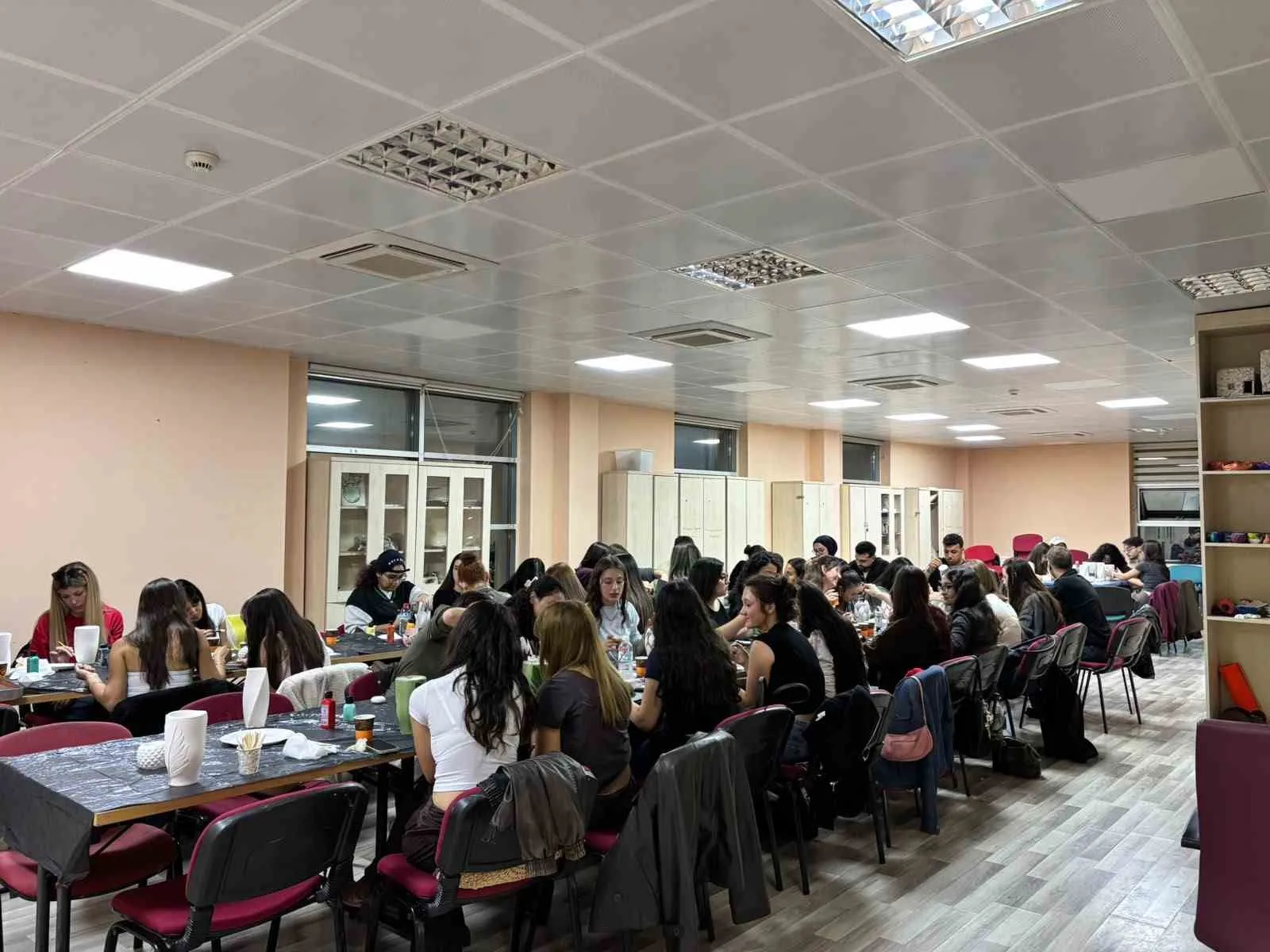Fırçalar sanata dönüştü: Üniversiteli gençler Menteşe’de hünerlerini sergiledi