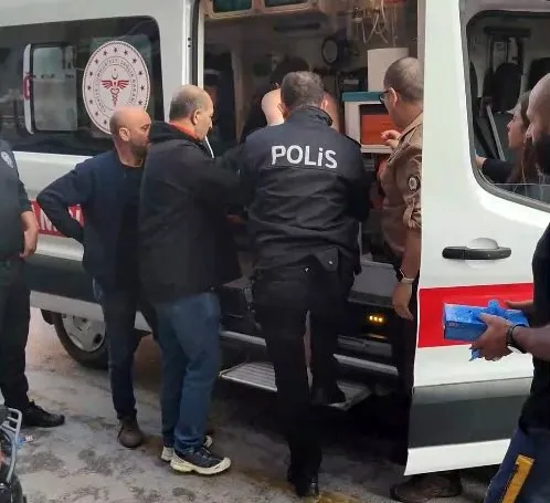 Kuşadası sokaklarında dehşet anları: Bıçaklı genci babası ikna etti