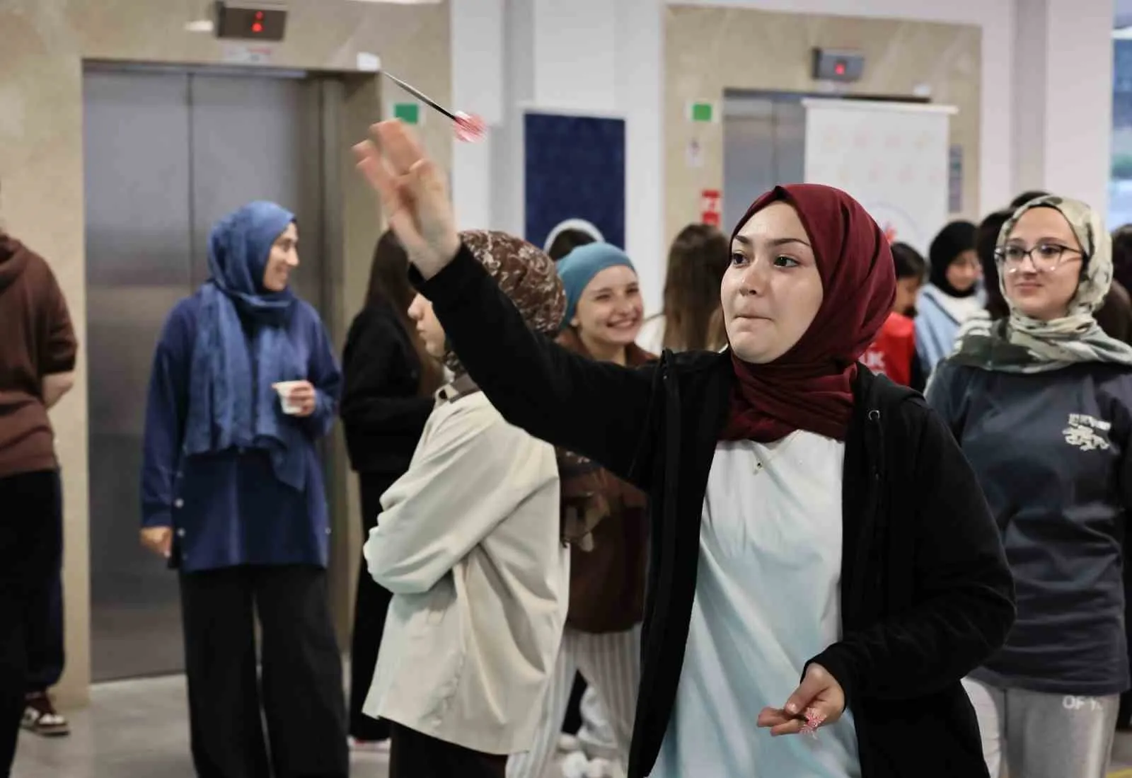 Manisa’da yurtlar kampüse dönüştü: Gençler hem rekabet etti hem ebru yaptı