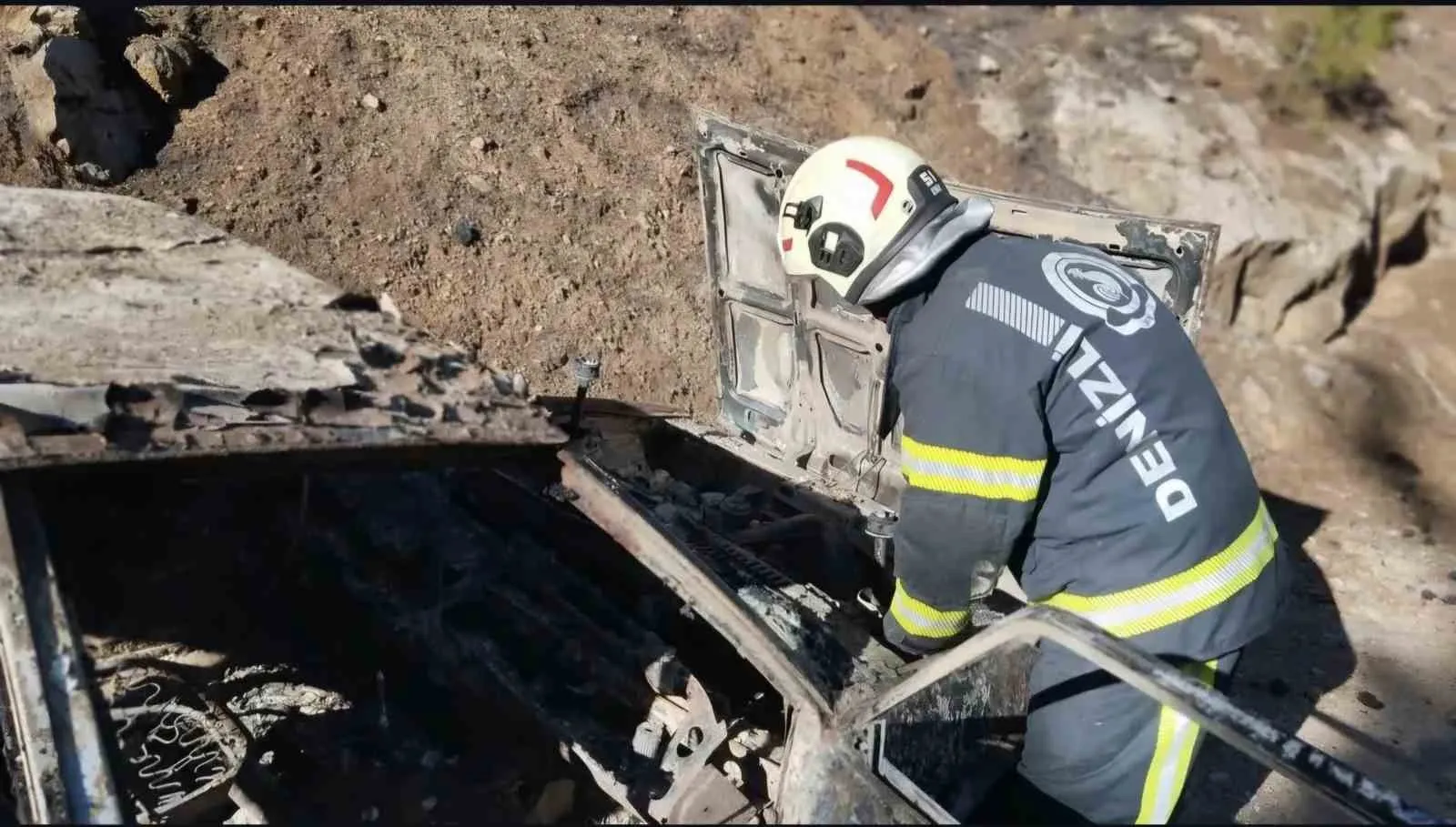 Denizli'de orman yolunda korkutan anlar: Otomobil küle döndü