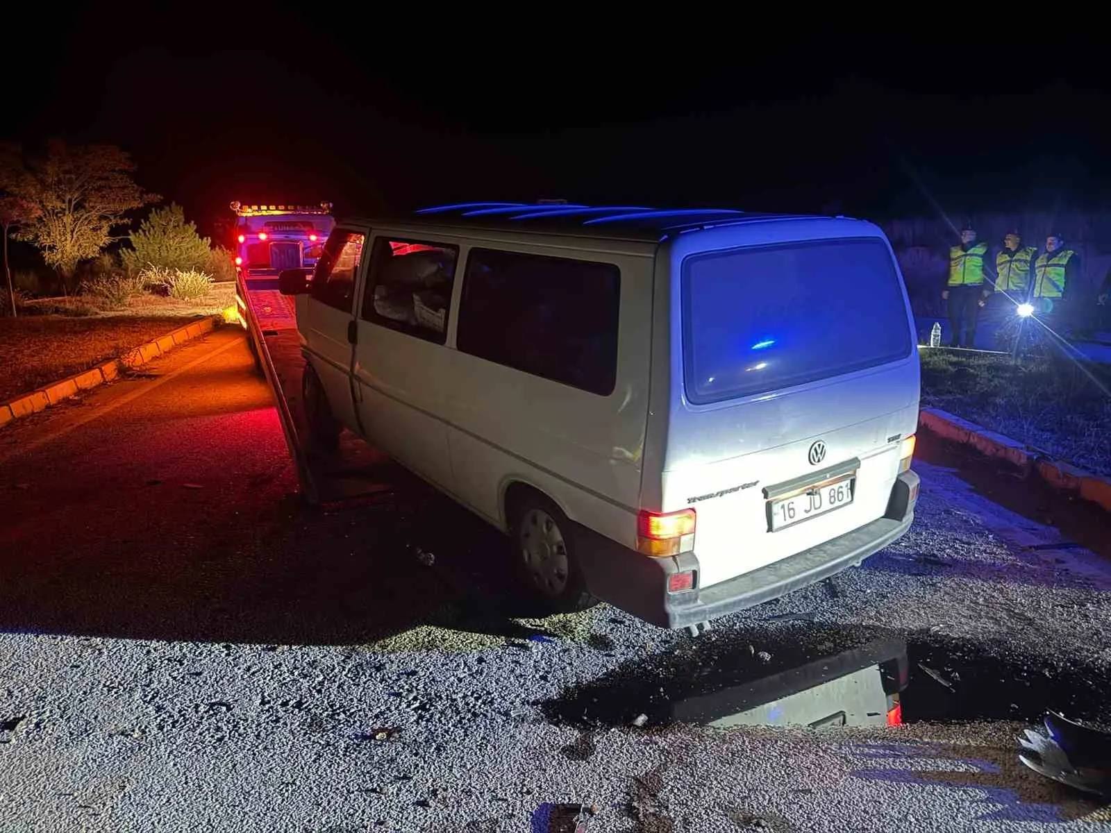 Emirdağ yolunda korkutan kaza: Kamyonet hurdaya döndü