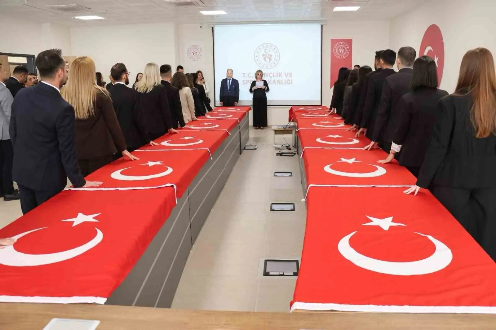 Aydın’da memuriyet heyecanı: Sözleşmeliler yemin ederek kadroya geçti