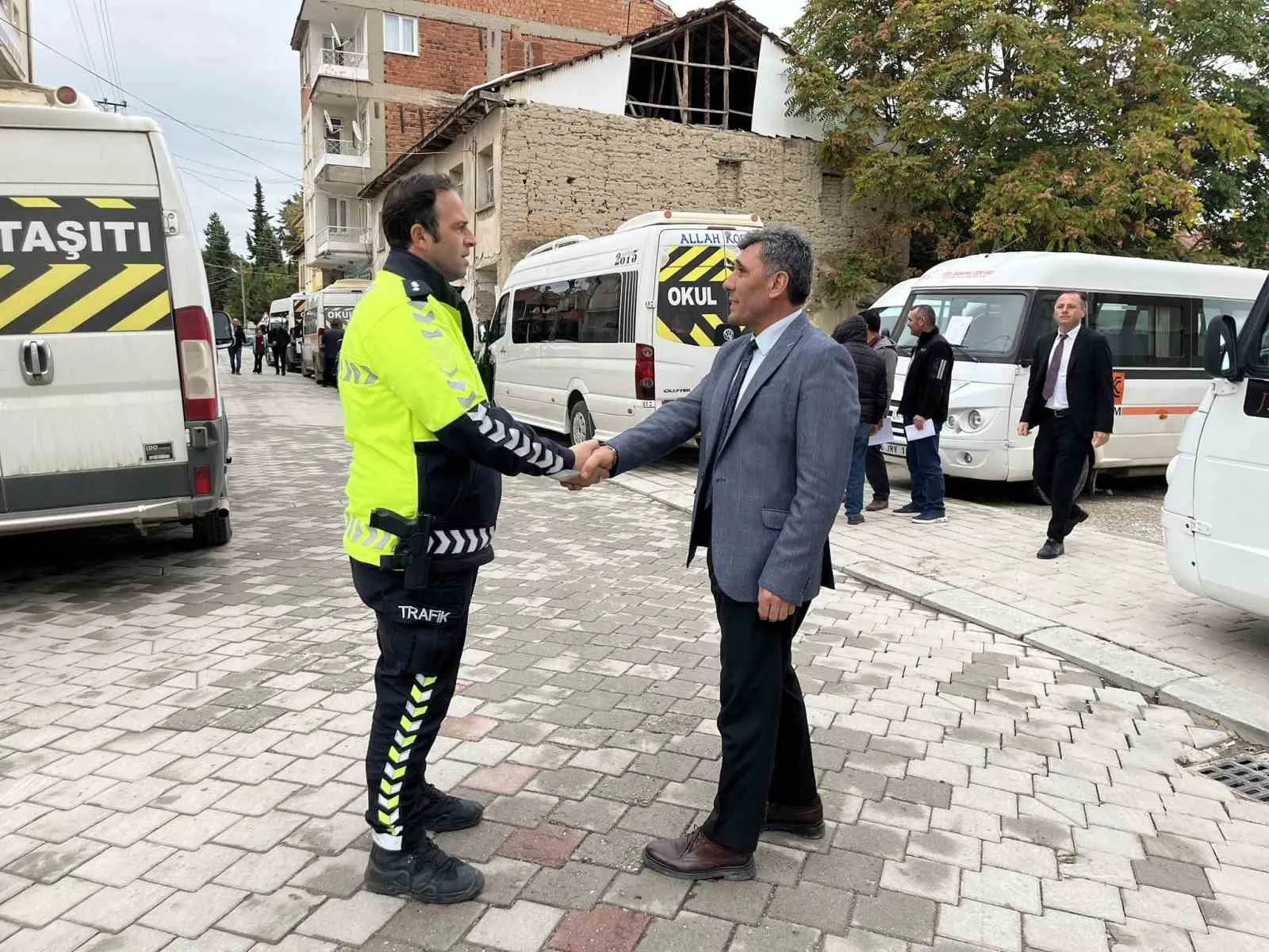 Çivril’de okul yollarında sıkı takip: Servisler mercek altına alındı