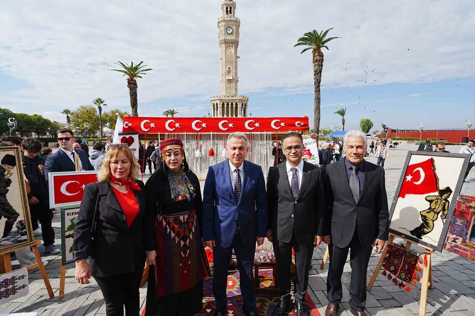 İzmir’de Cumhuriyet coşkusu tezgahta ilmek ilmek işleniyor