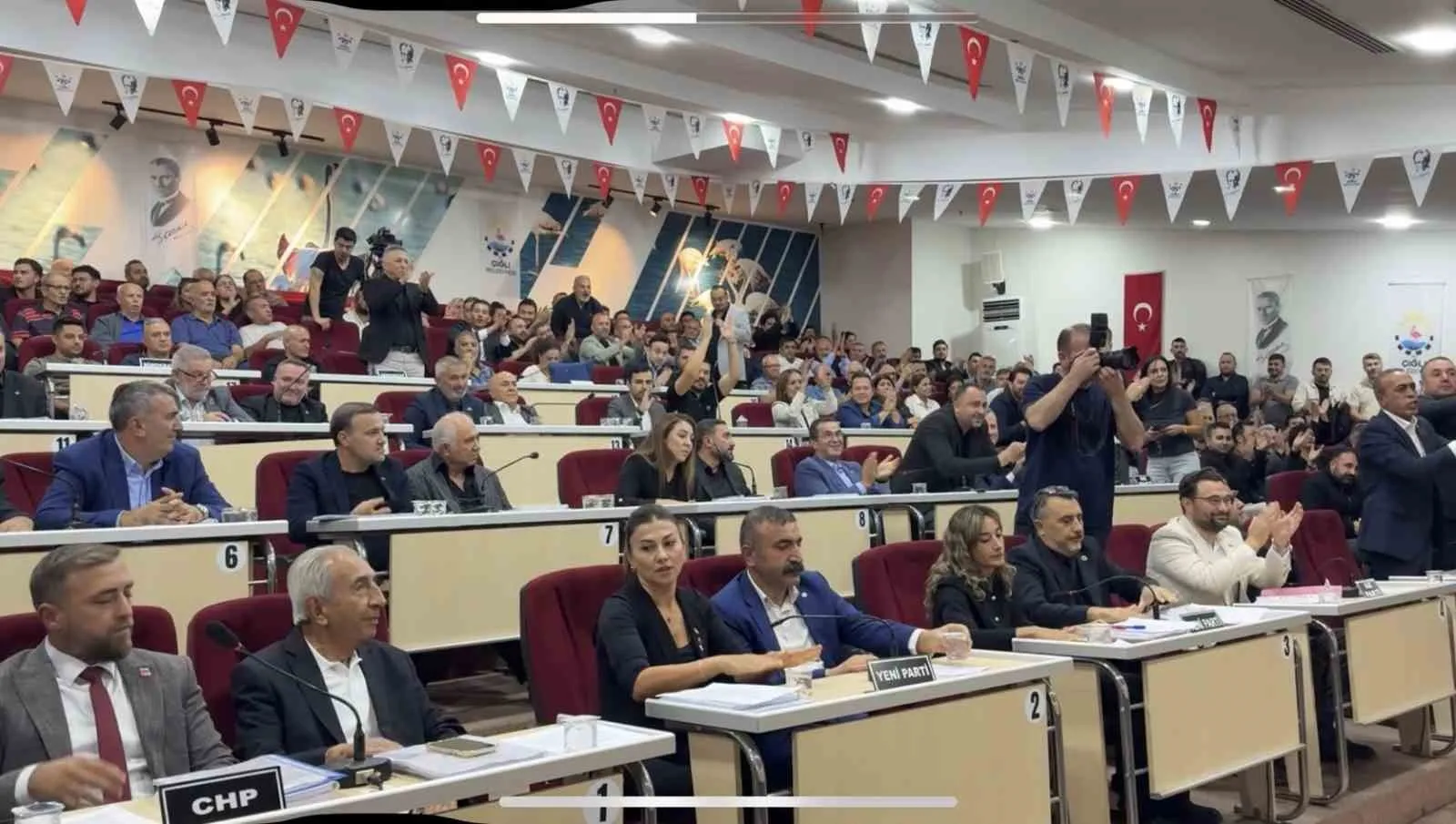 Çiğli Belediye Meclisinde şok anlar: Başkan Yıldız’a yönelik protesto şişe fırlatılmasıyla büyüdü