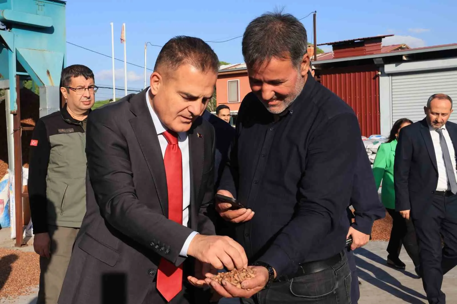 Muğla ekonomisinin gizli kahramanları Vali Akbıyık'ı ağırladı: Çam fıstığında hedef verimi artırmak