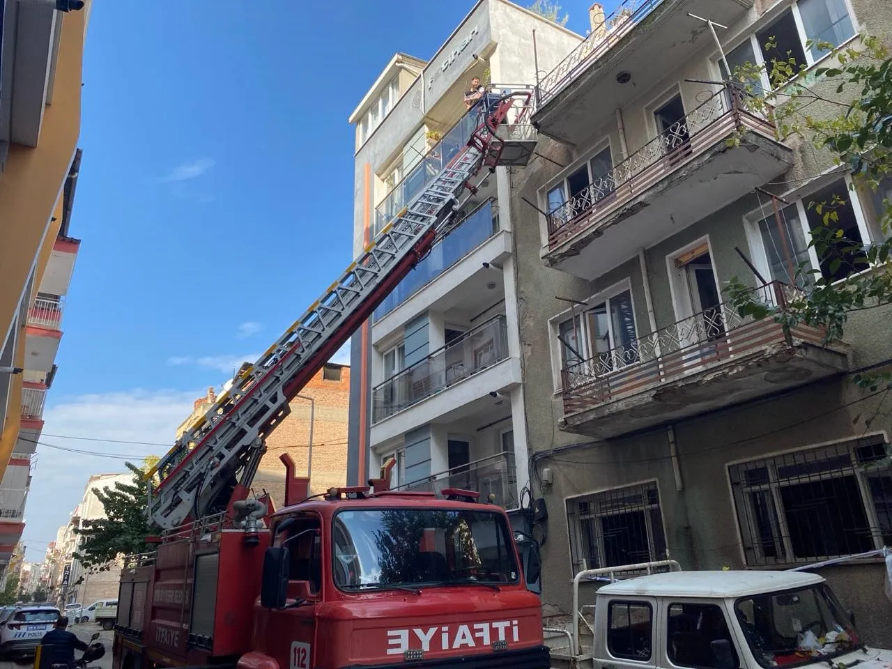 Efeler’de minik kaçak itfaiyeyi harekete geçirdi: Çatıdaki macera mutlu bitti