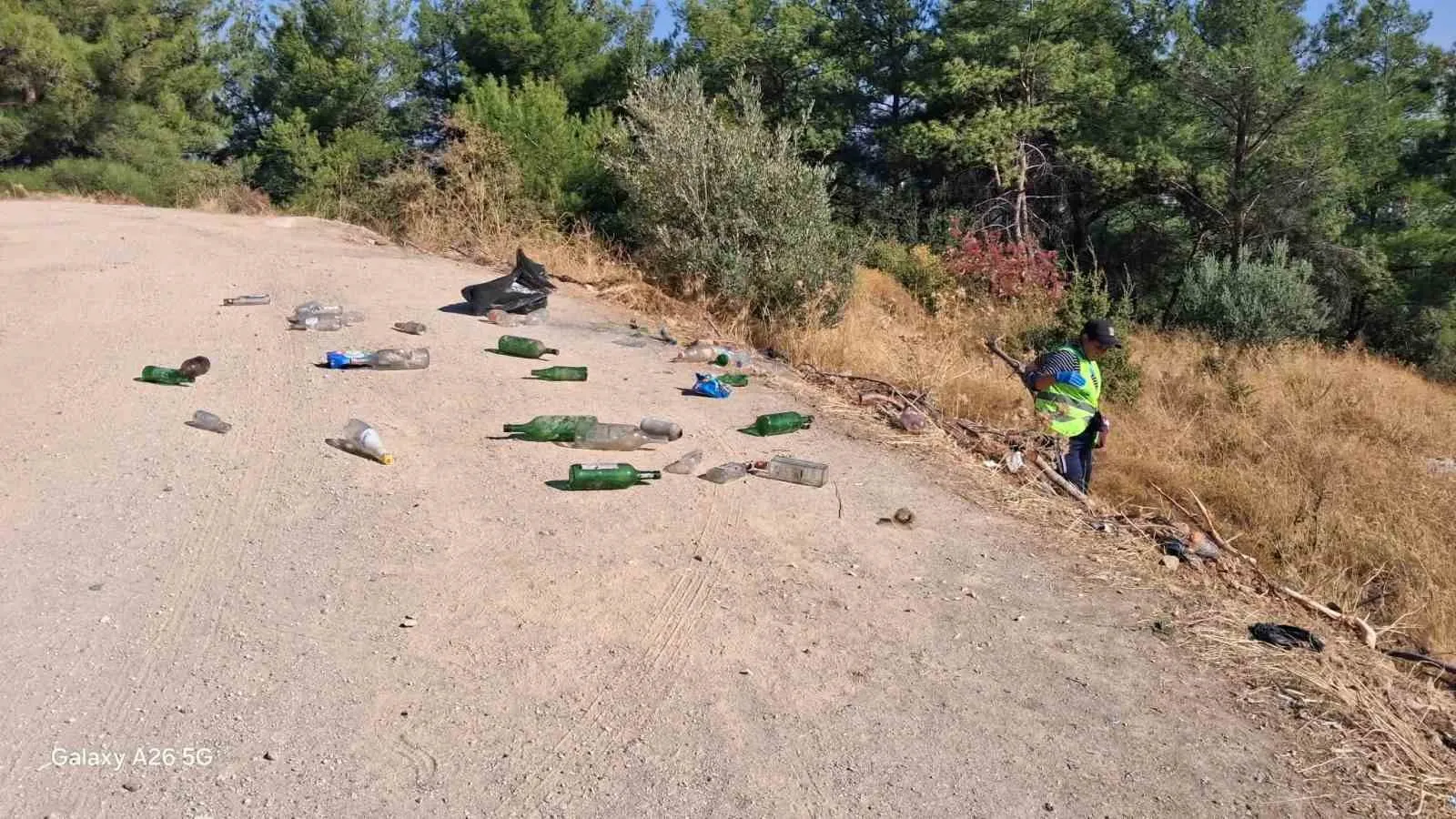 Manisa Kent Ormanı'nda düşündüren manzara: Çöp kutusu varken doğayı kirlettiler