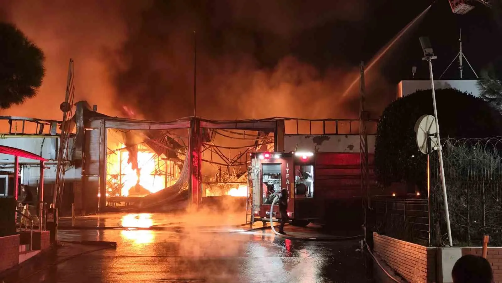 Manisa Organize Sanayi Bölgesi'nde korkutan yangın: Ekipler seferber oldu