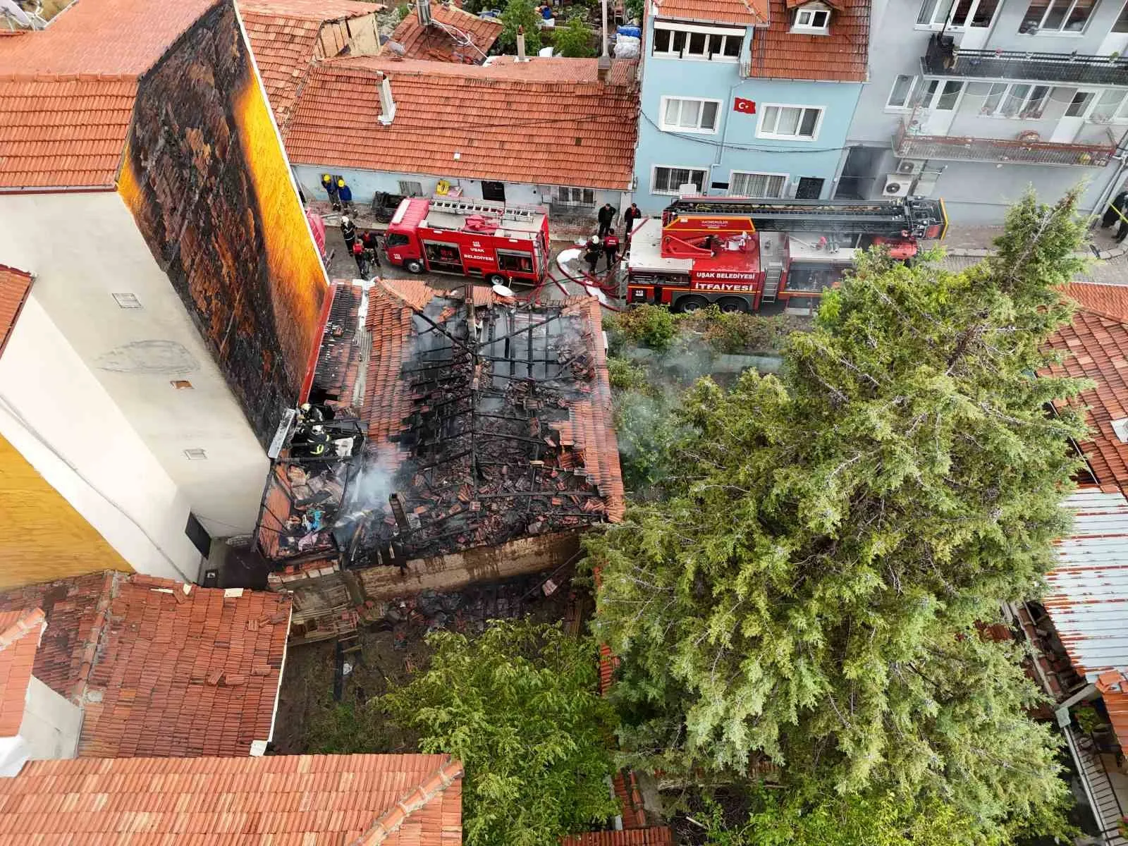 Uşak’ta şoke eden olay: Annesinin evini ateşe verip sırra kadem bastı