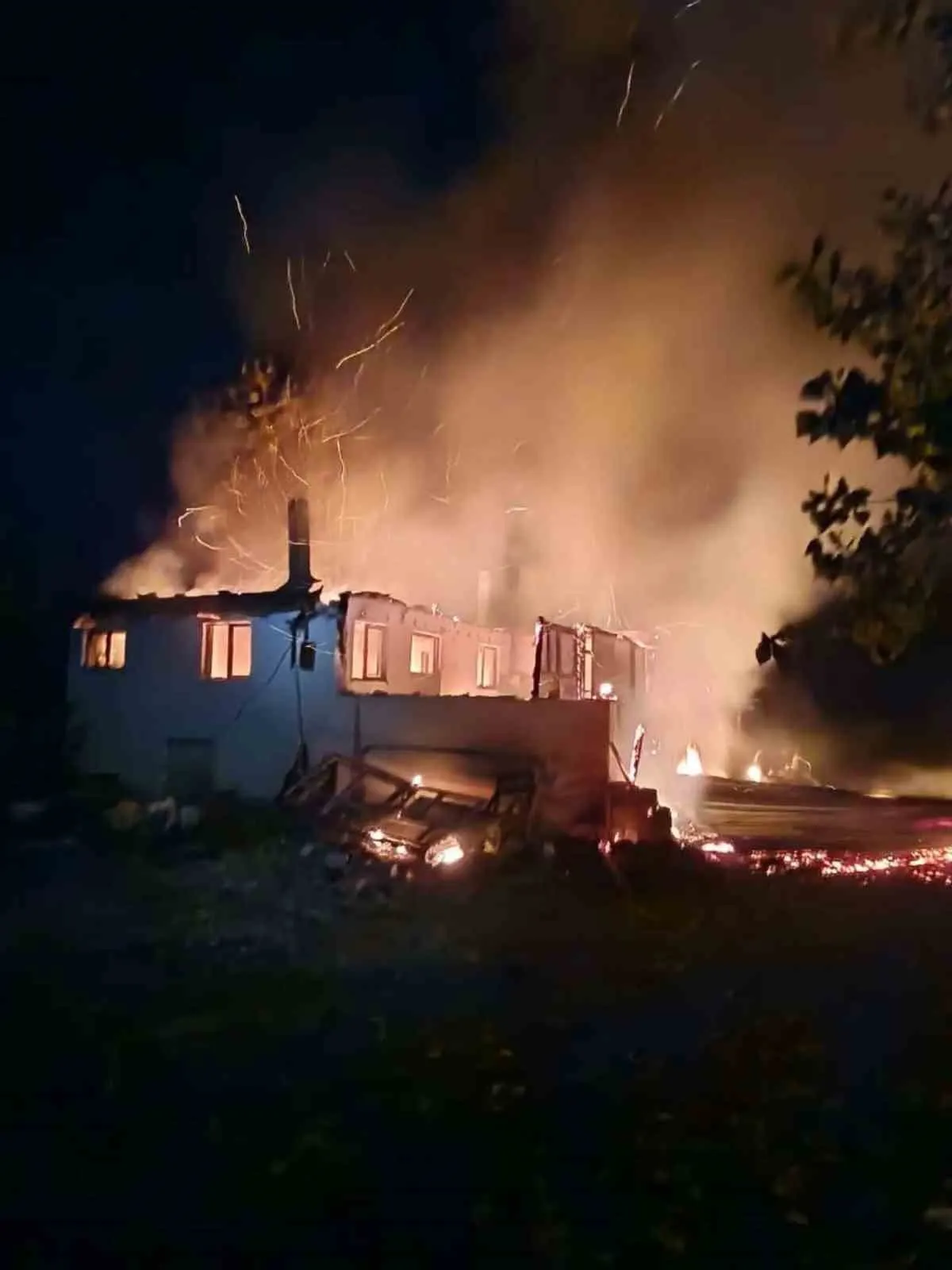 Denizli'de korku dolu anlar: Bir ev alevlere teslim oldu