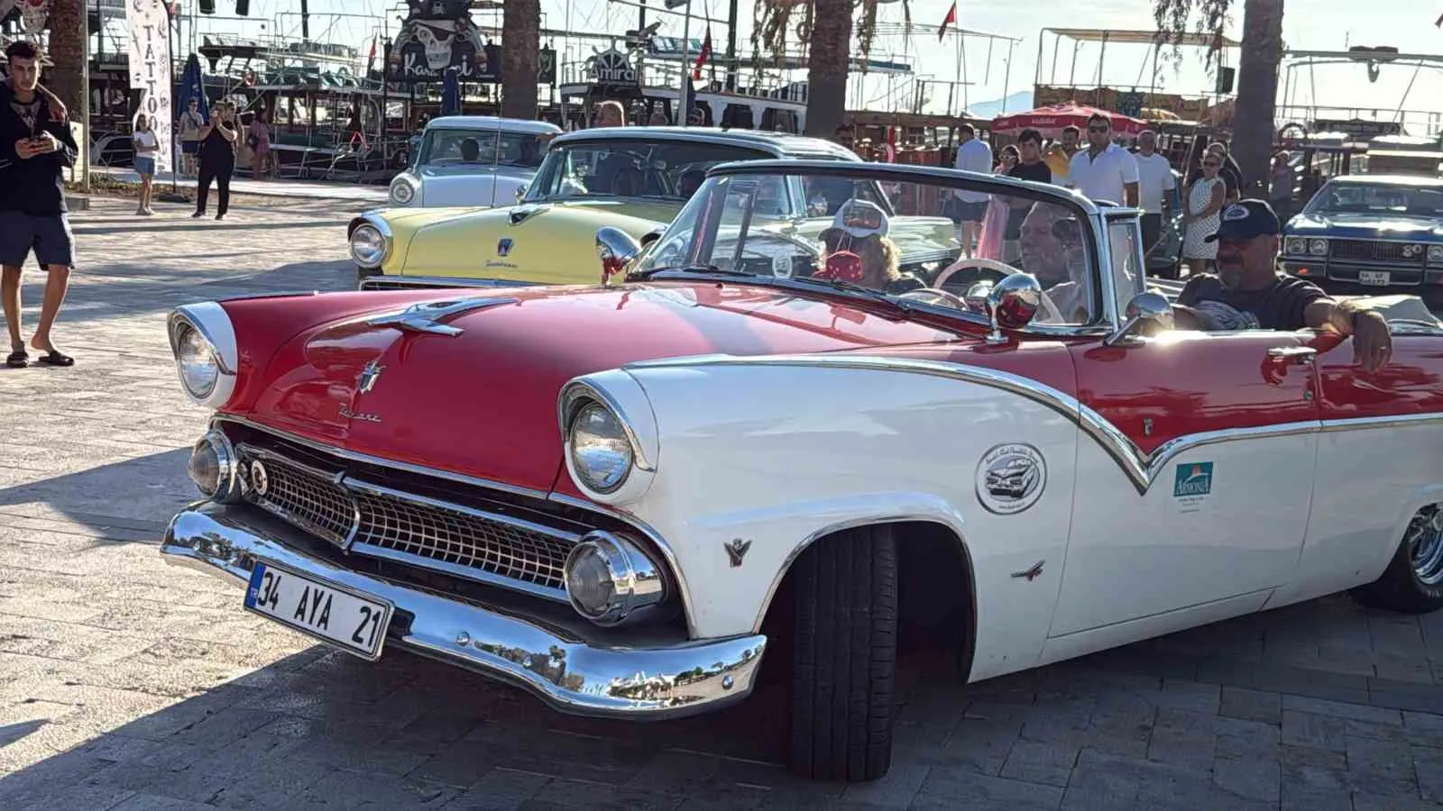 Bodrum’da nostalji rüzgarı: 42 efsane araç sahneye çıktı