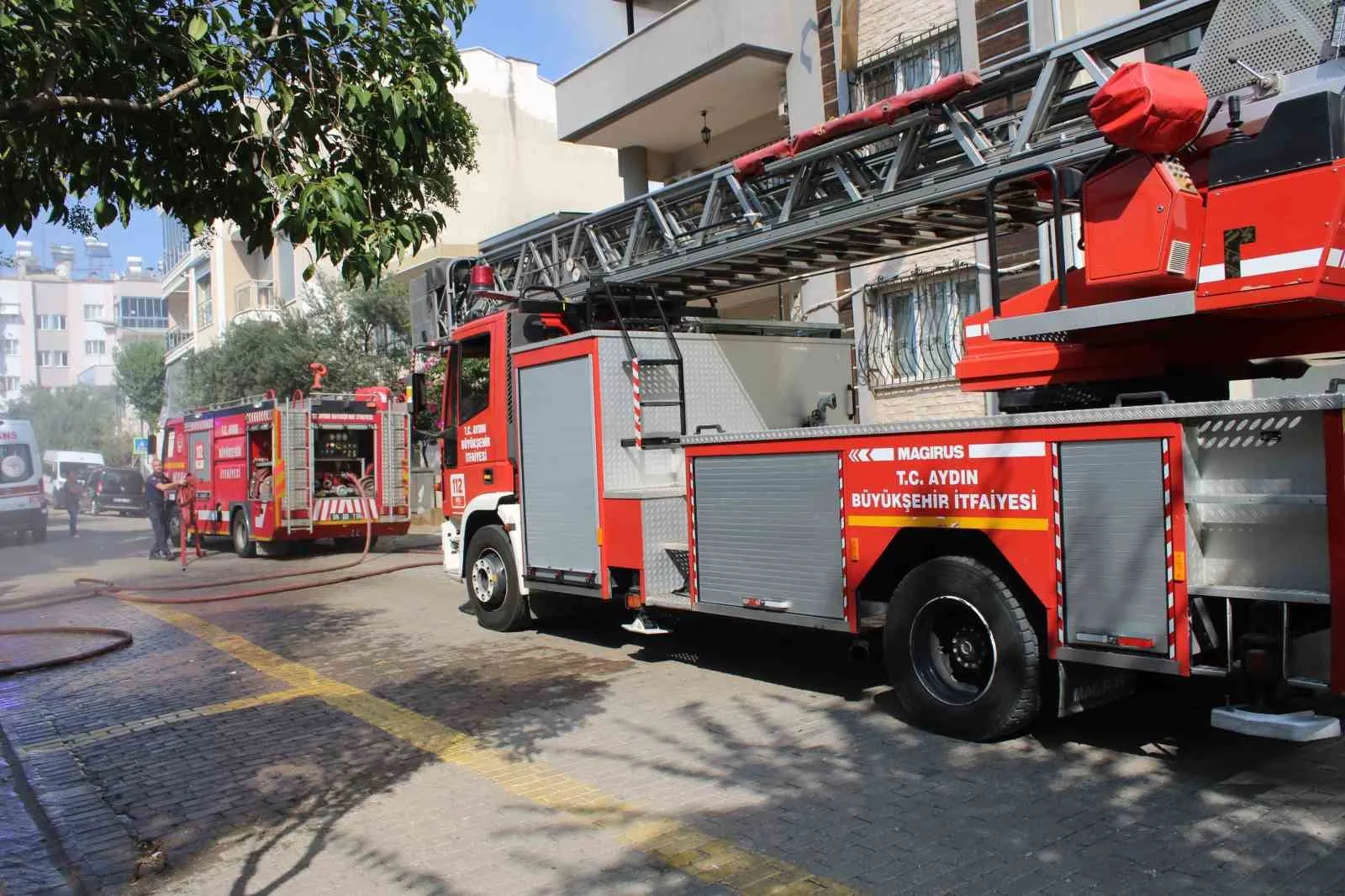 Aydın'da apartman sakinlerini sokağa döken yangın paniği