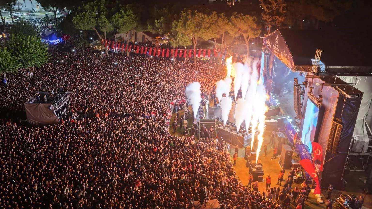 Aydın'da Cumhuriyet coşkusu zirveye taşındı: Tekstil Park'ta dört günlük müzik şöleni başladı