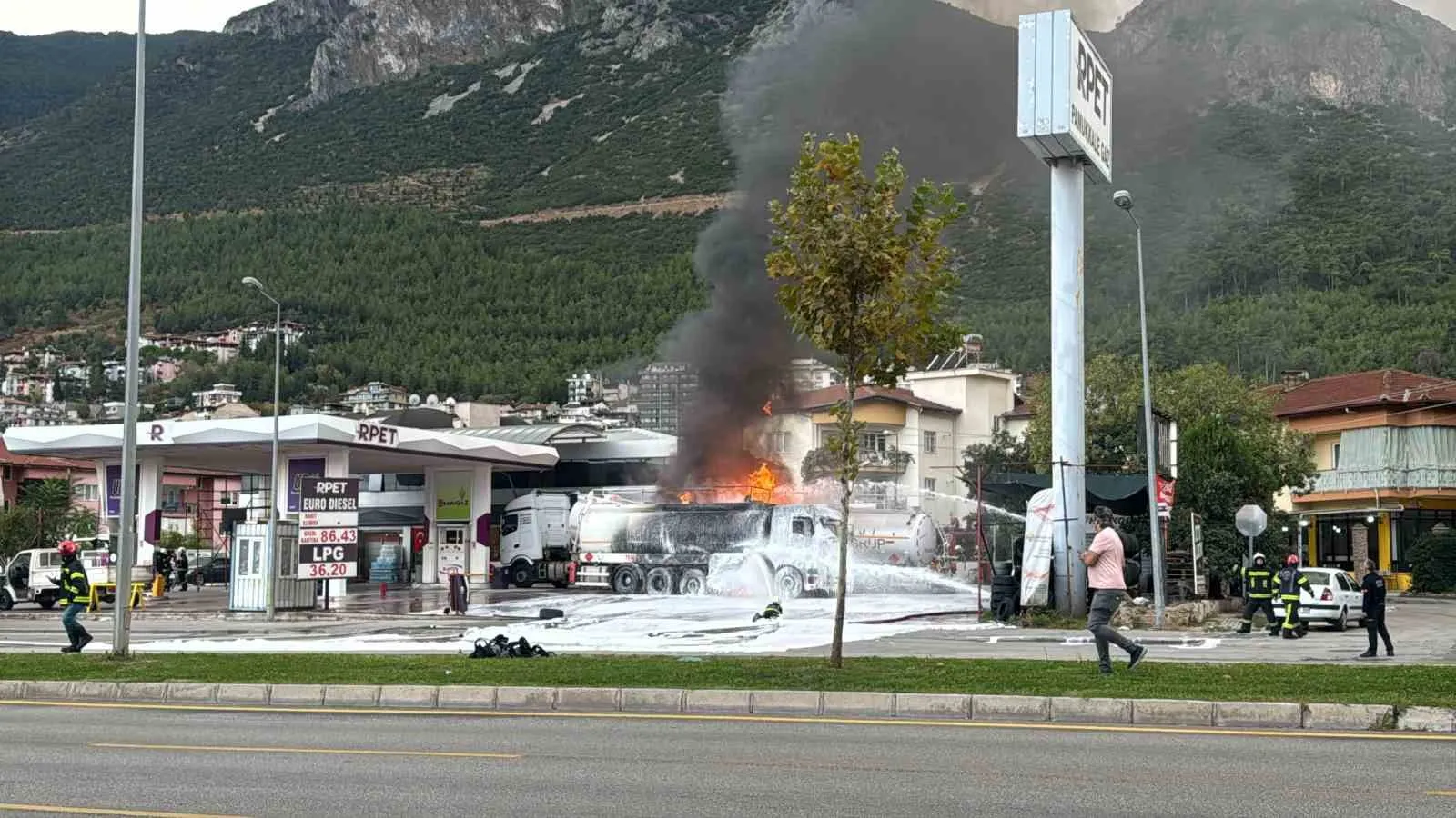 Denizli'de korku dolu anlar: Akaryakıt istasyonunda şiddetli patlama