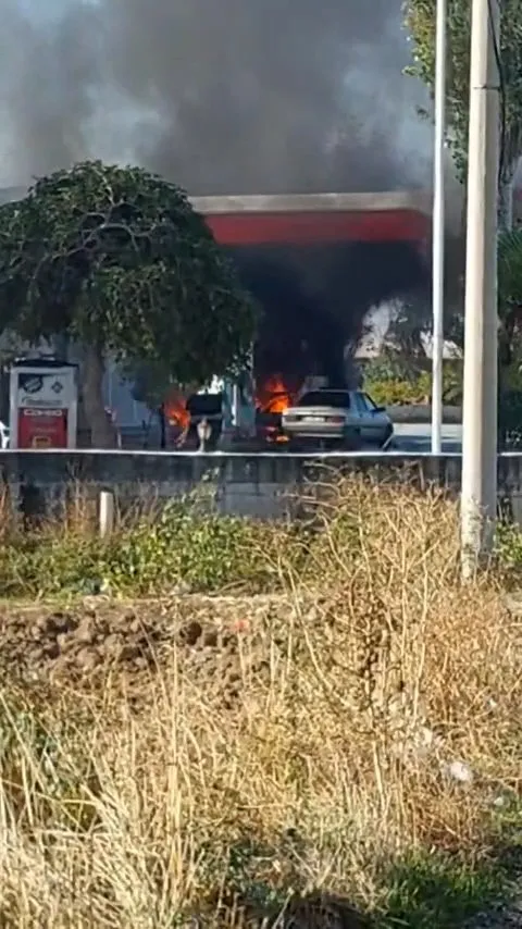 Kınık’ta korku dolu anlar: İstasyon pompasına çarpan otomobil alev topuna döndü