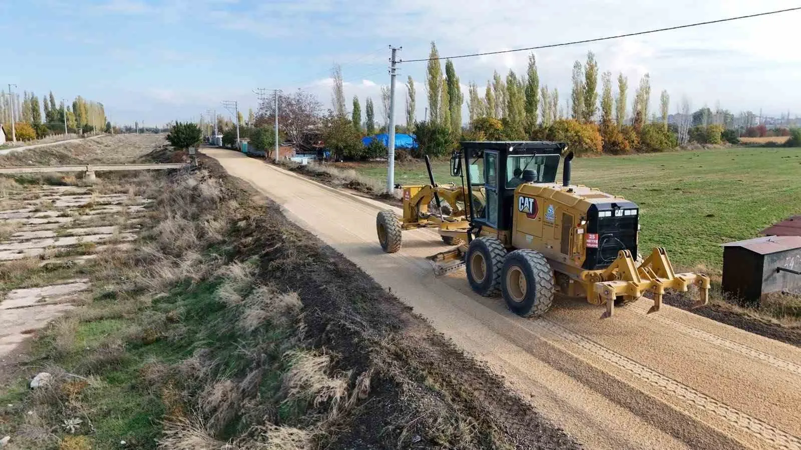 Bolvadin’de ulaşım seferberliği: Çamur çilesi bitiyor, yollar yenileniyor