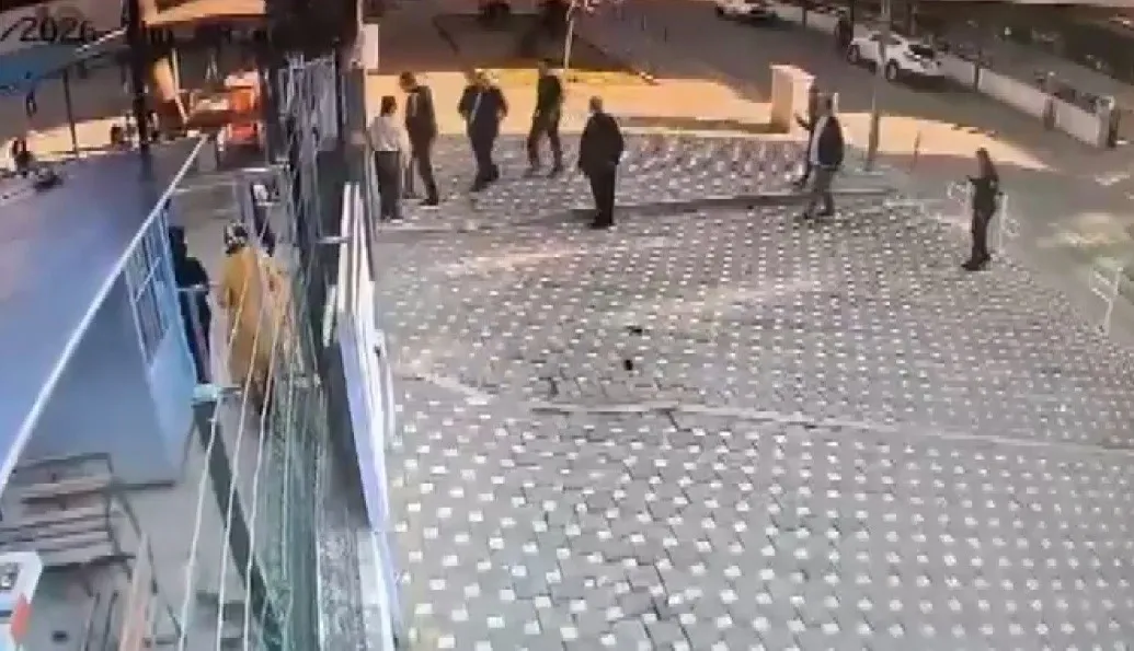 Ödemiş'te okul önünde gergin anlar: Bekçiye saldıran kişinin öğretmen olduğu anlaşıldı