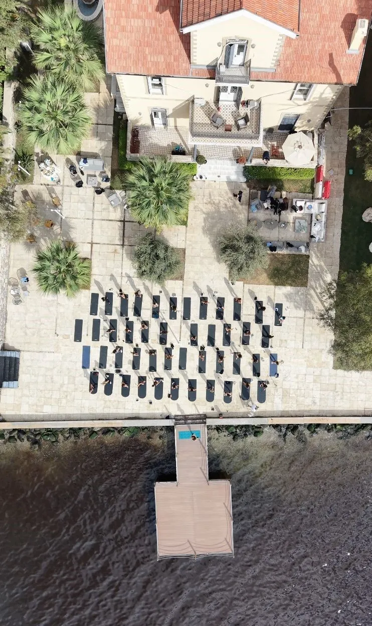İzmir’in sahil hattında sporla gelen yaşam enerjisi: Neva ve Riva Yalı’dan özel davet