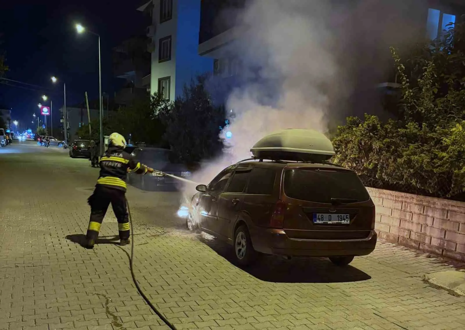 Dalaman'da park halindeki otomobil alevlere teslim oldu